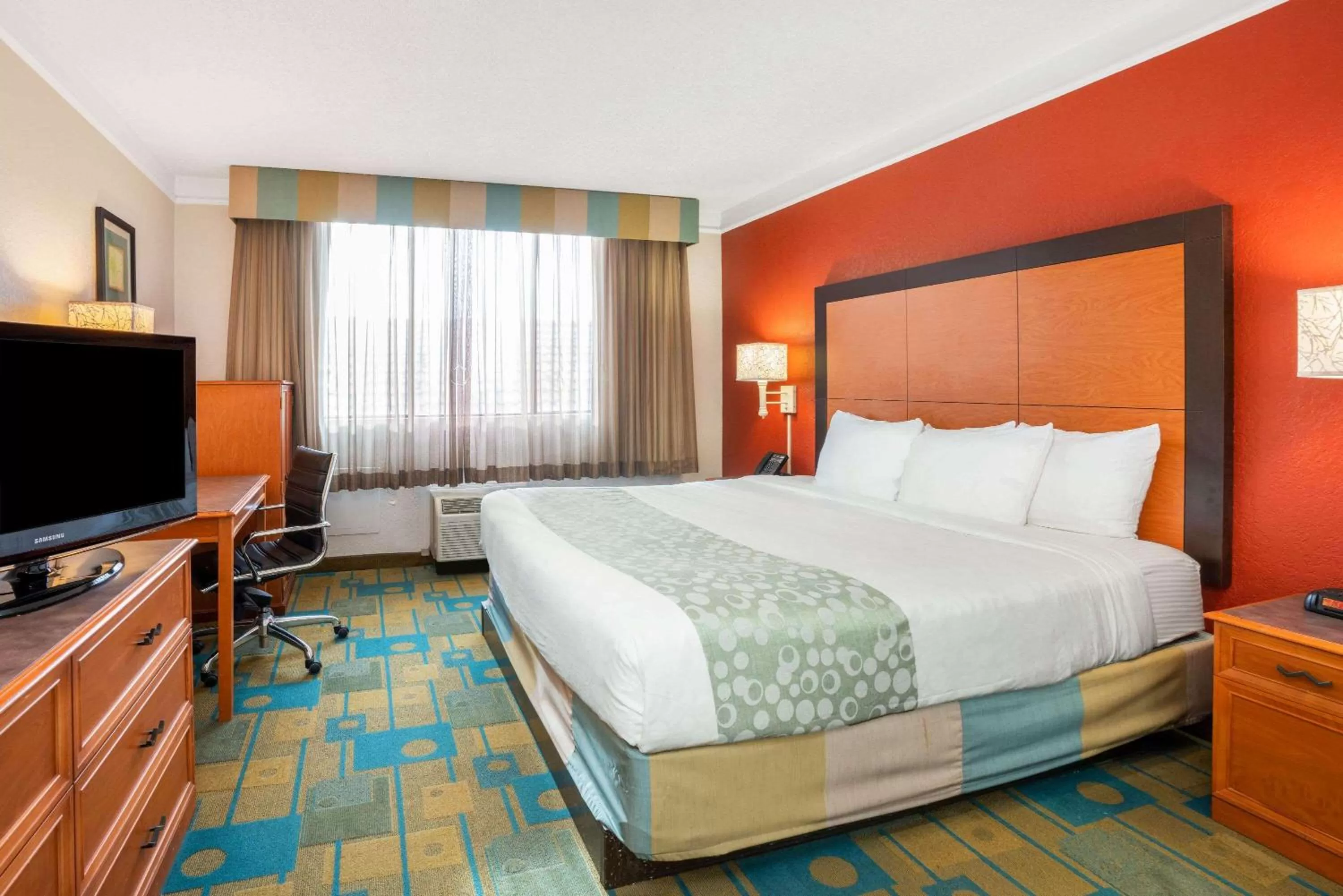 Photo of the whole room, Bed in La Quinta by Wyndham Seattle Sea-Tac Airport