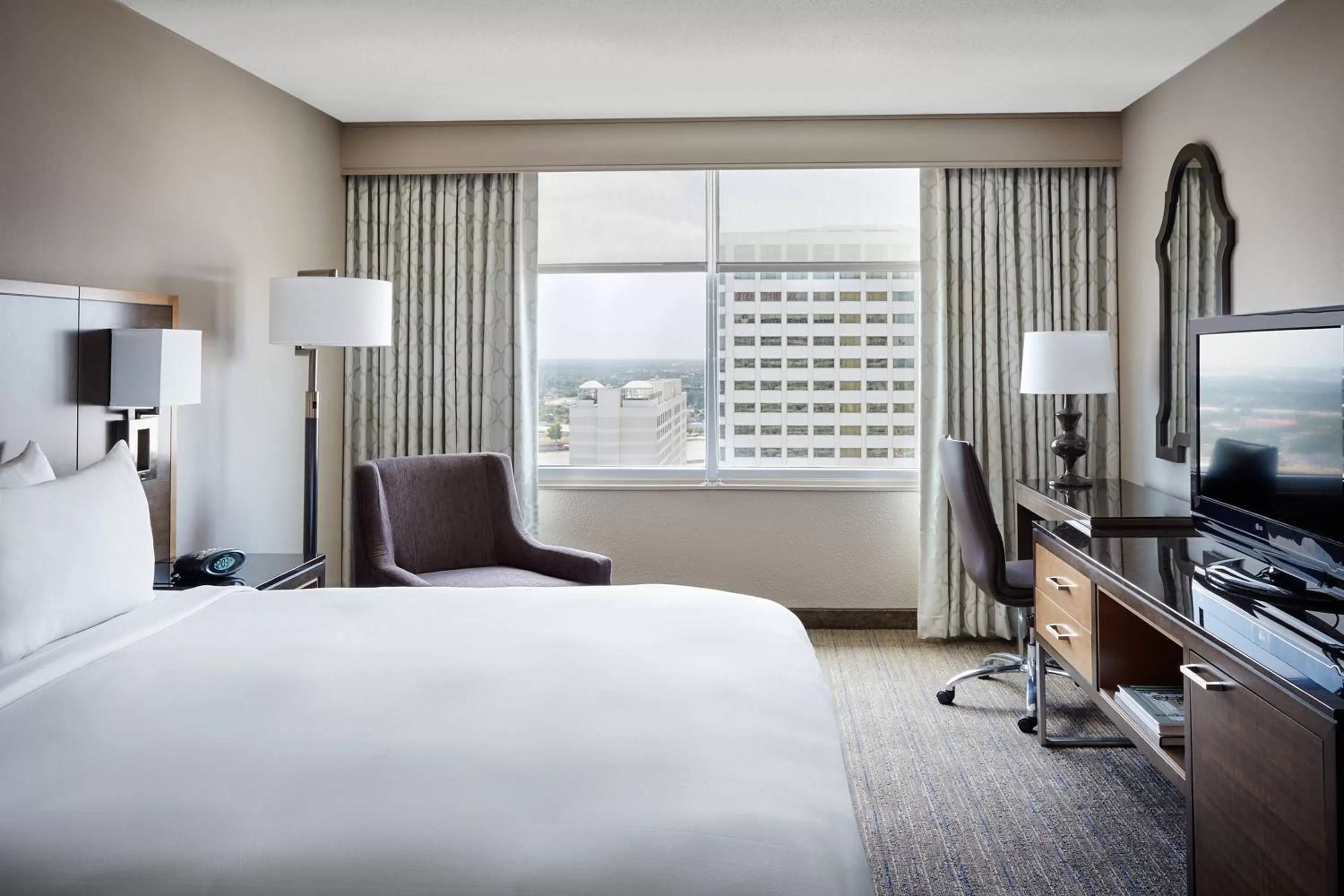 King Room with Roll-in Shower - Mobility Accessible in New Orleans Marriott