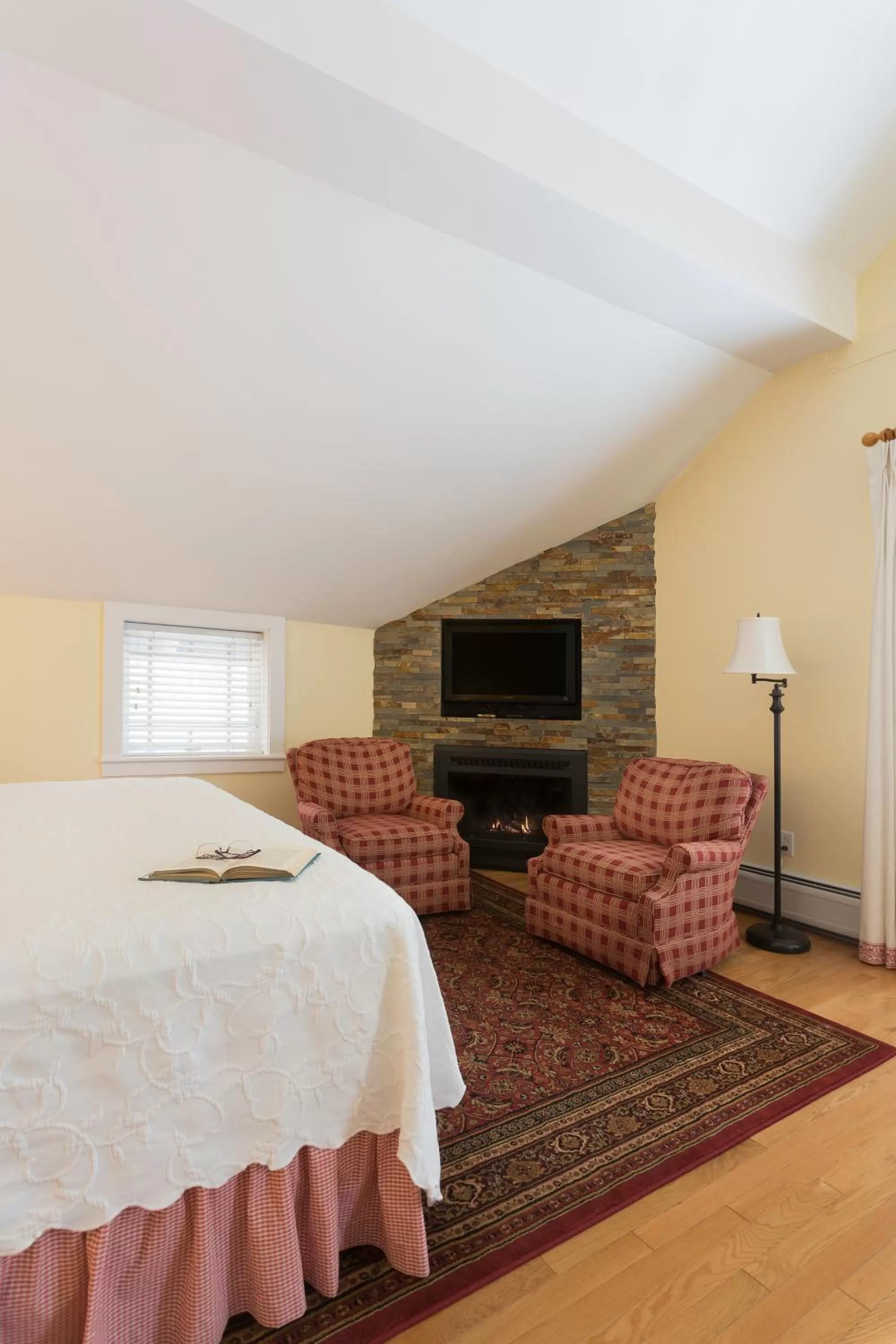 TV and multimedia, TV/Entertainment Center in The Inn at Manchester