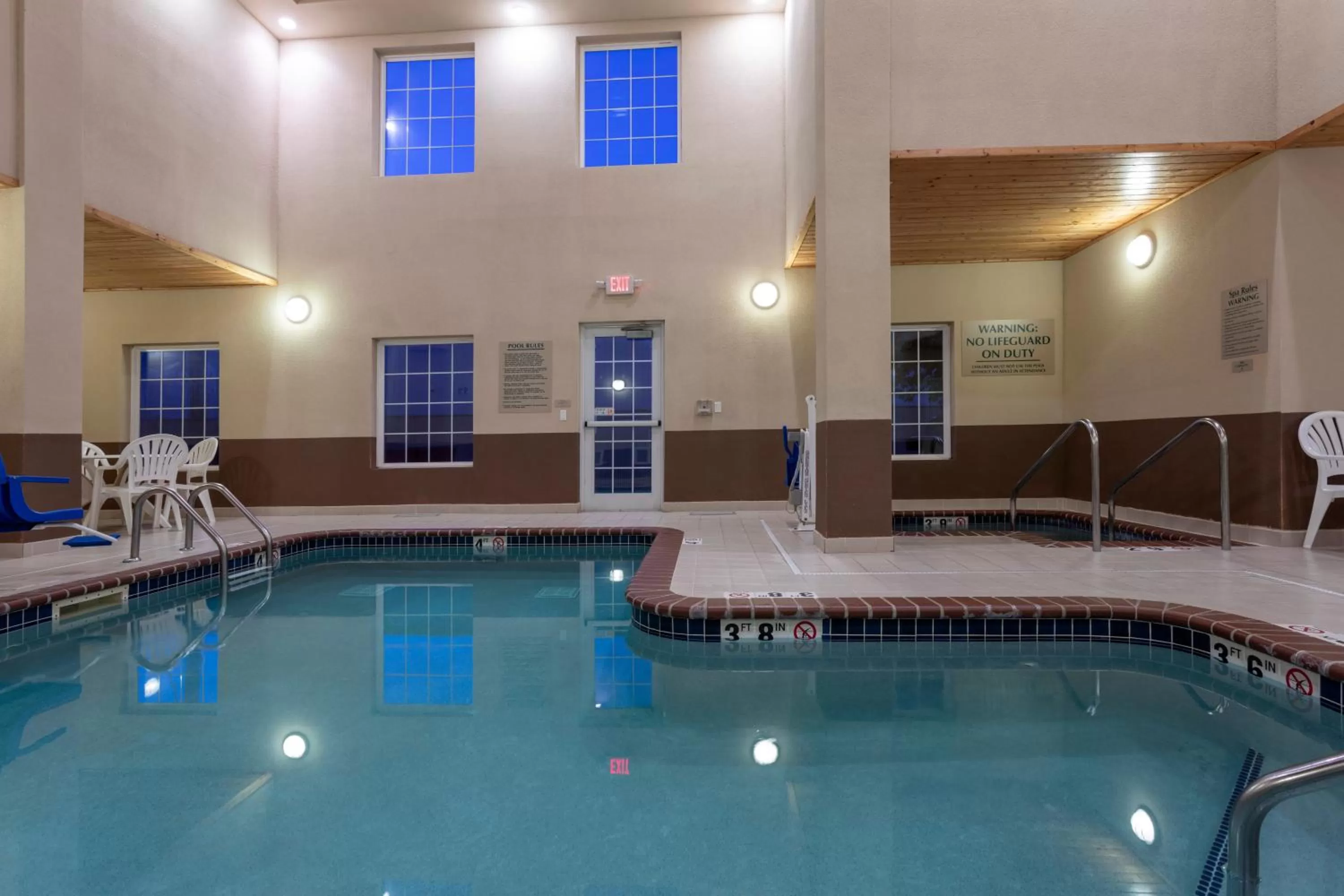 Swimming pool in GrandStay Hotel & Suites Ames