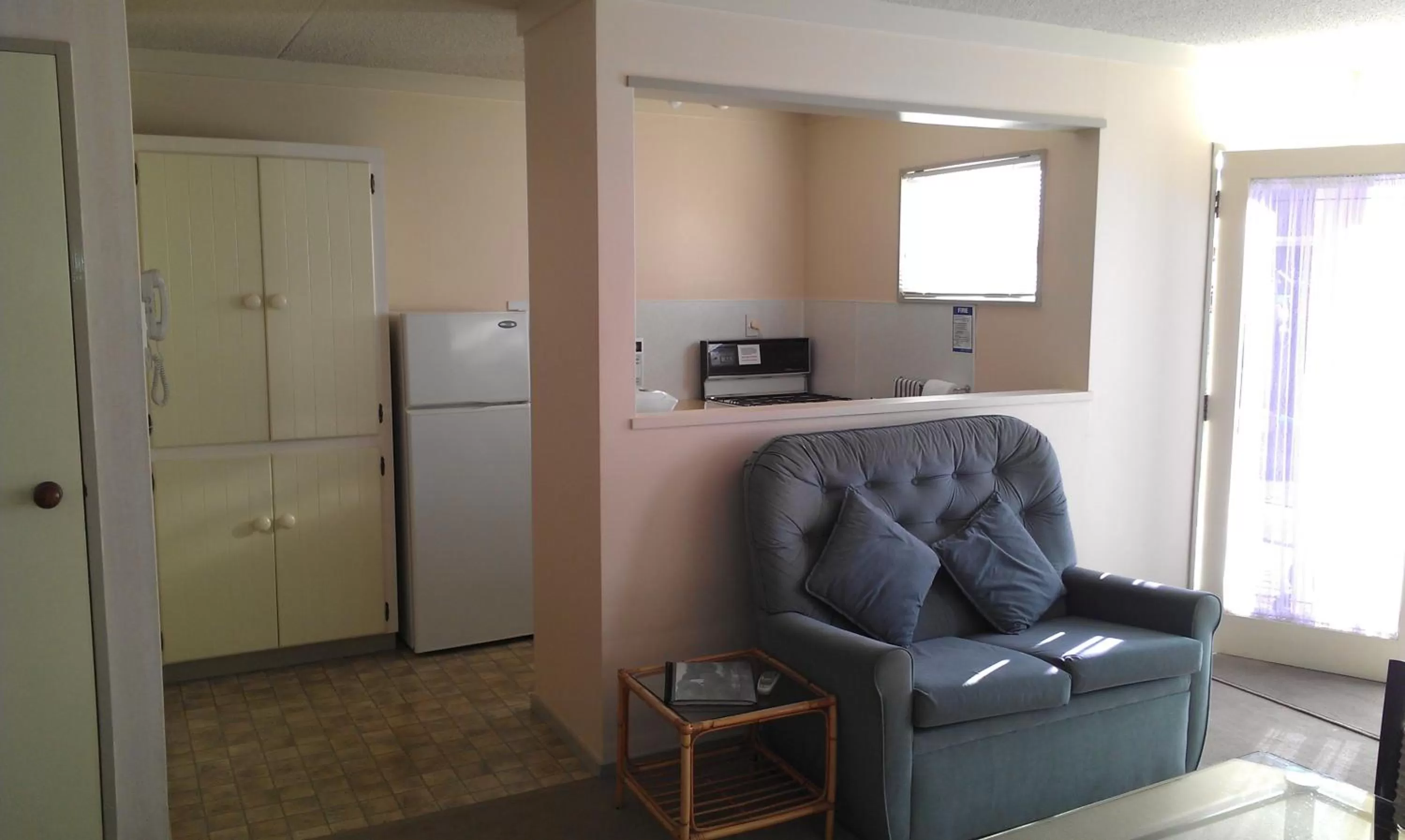 Kitchen or kitchenette in Riverview Motel
