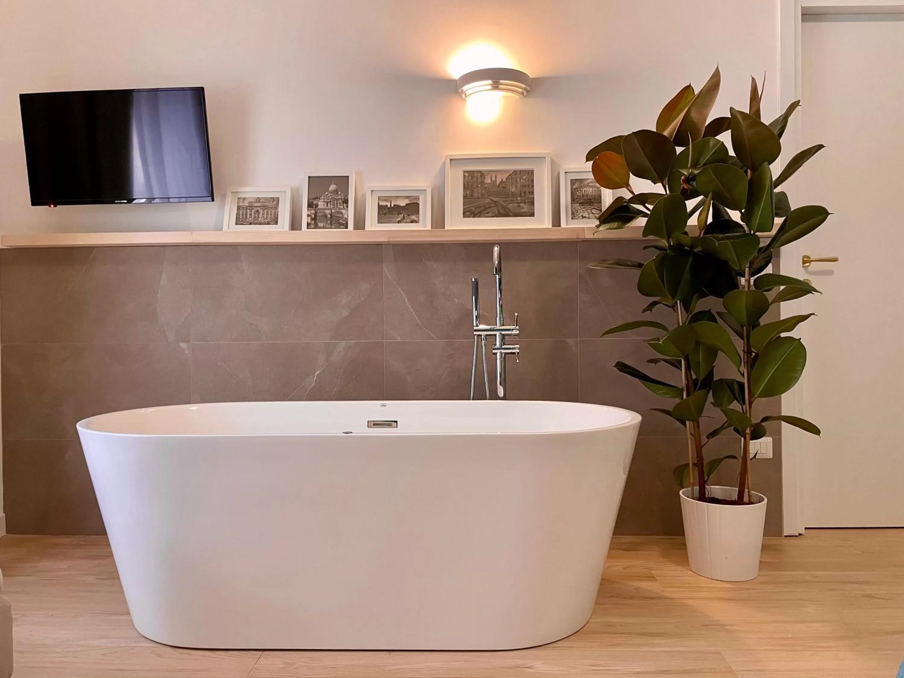 Hot Tub in Le Coq Suites