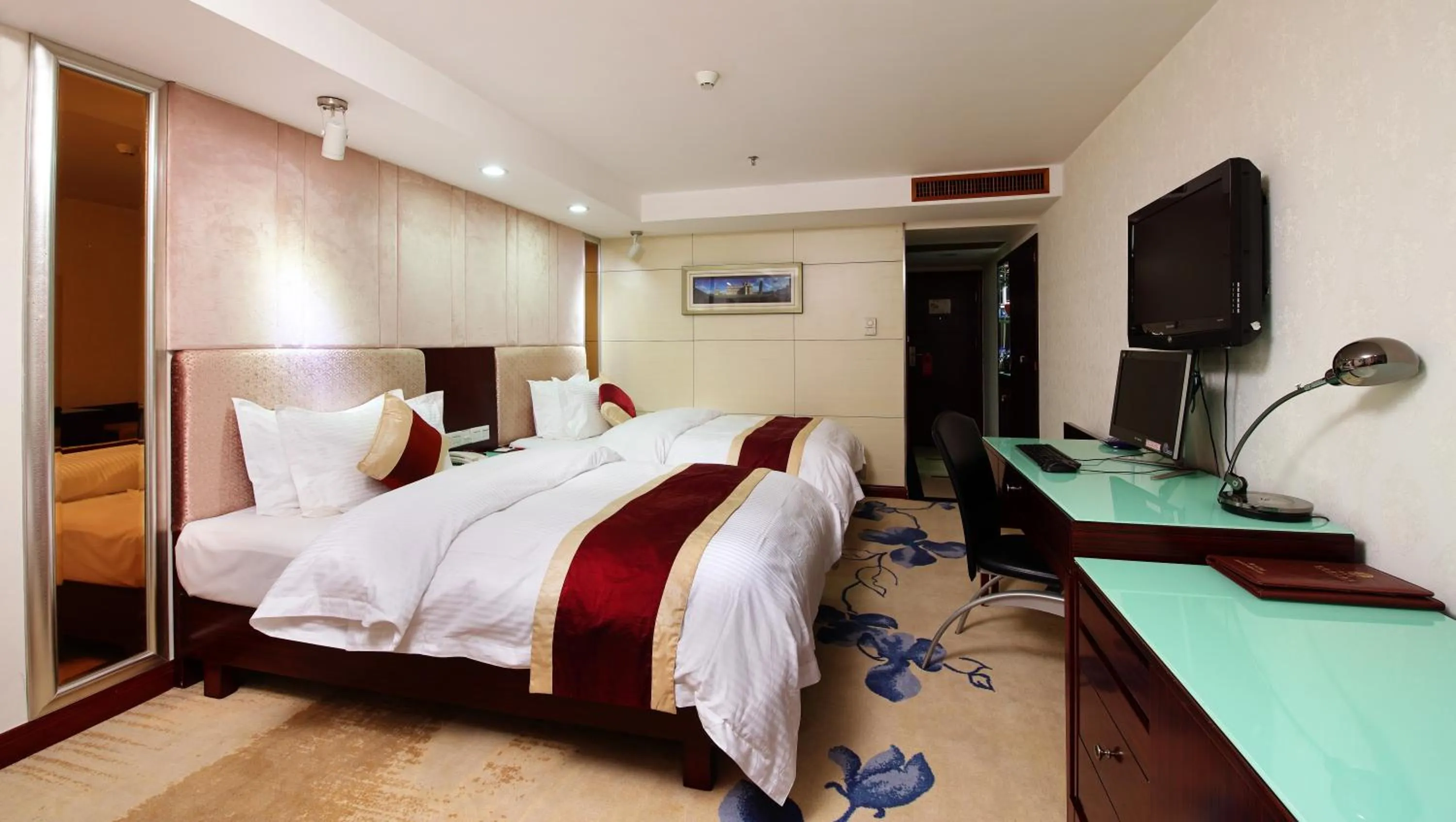 Photo of the whole room in New World Hotel