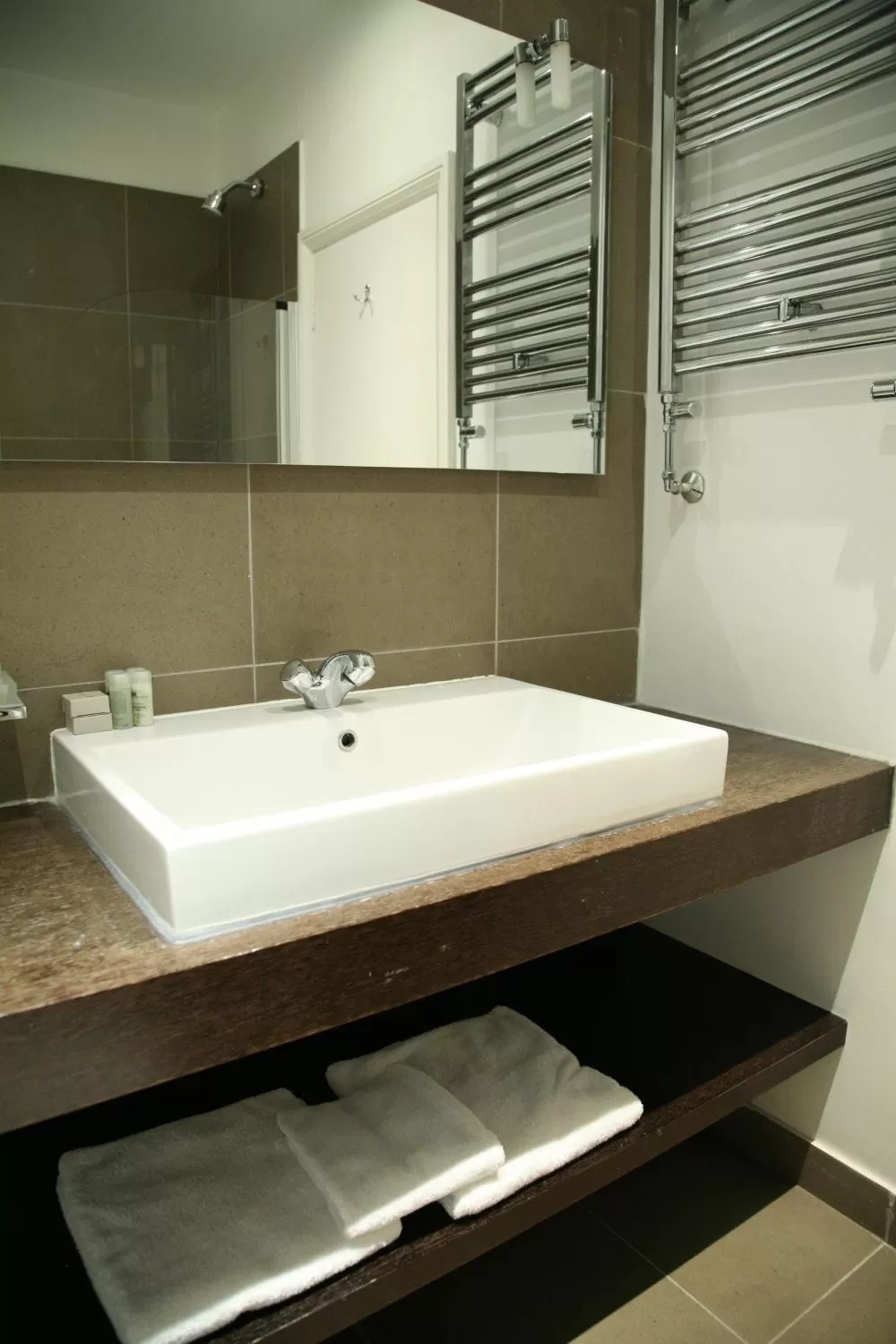 Bathroom in Kew Gardens Hotel