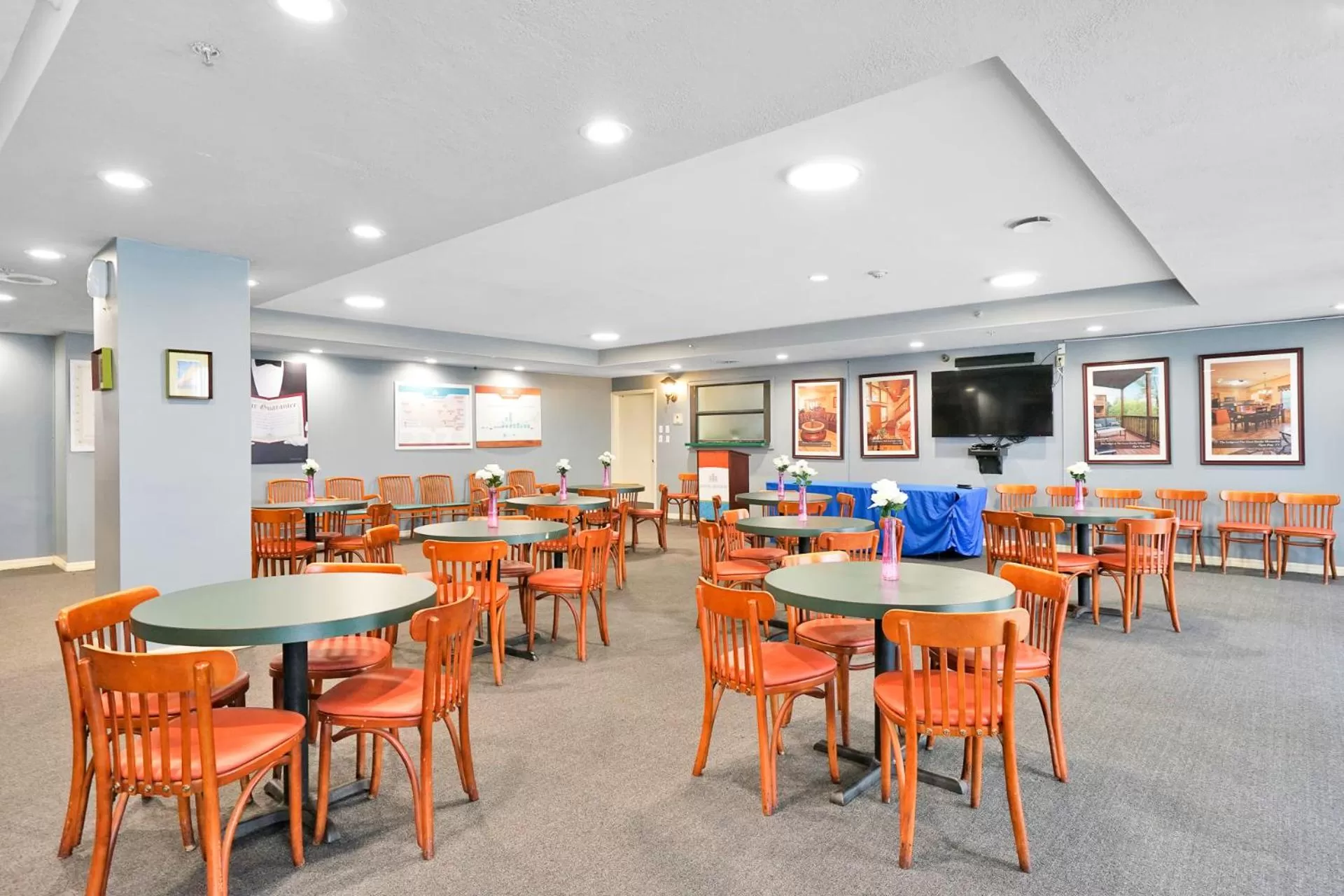 Communal lounge/ TV room in Hollywood Beach Tower