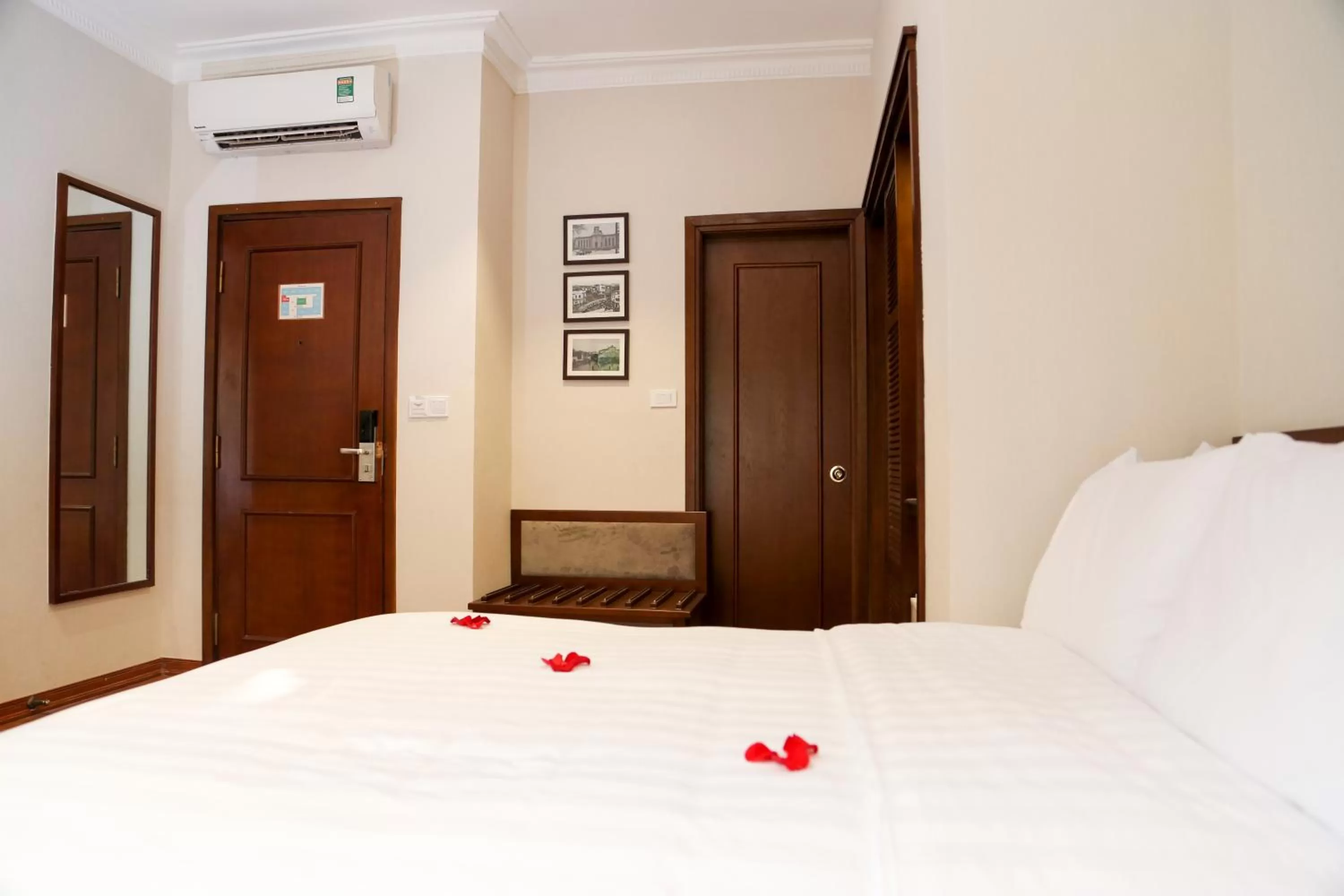 Bedroom, Room Photo in Mon Regency Hotel