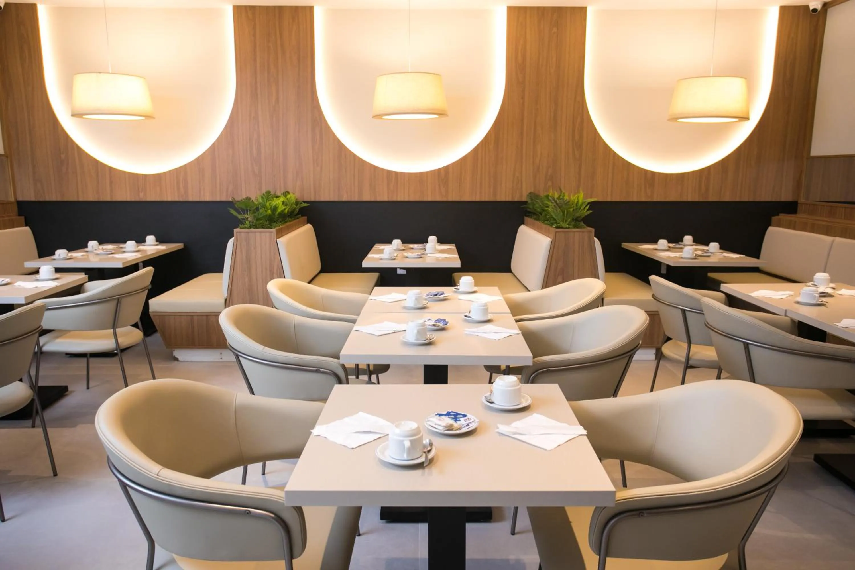 Restaurant/places to eat in Regency Park Hotel