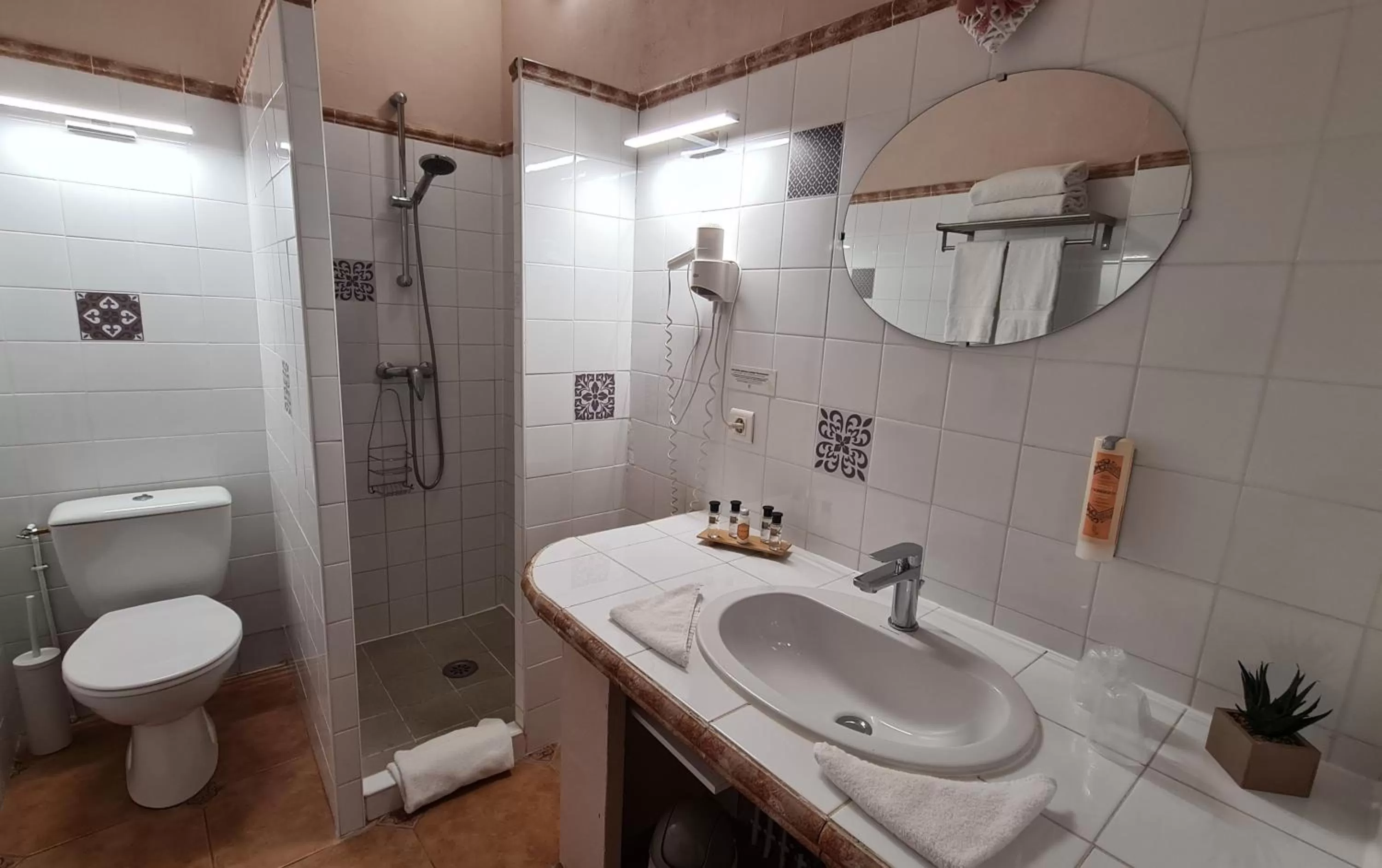 Bathroom in Logis Hôtel La Bastide Saint Bach