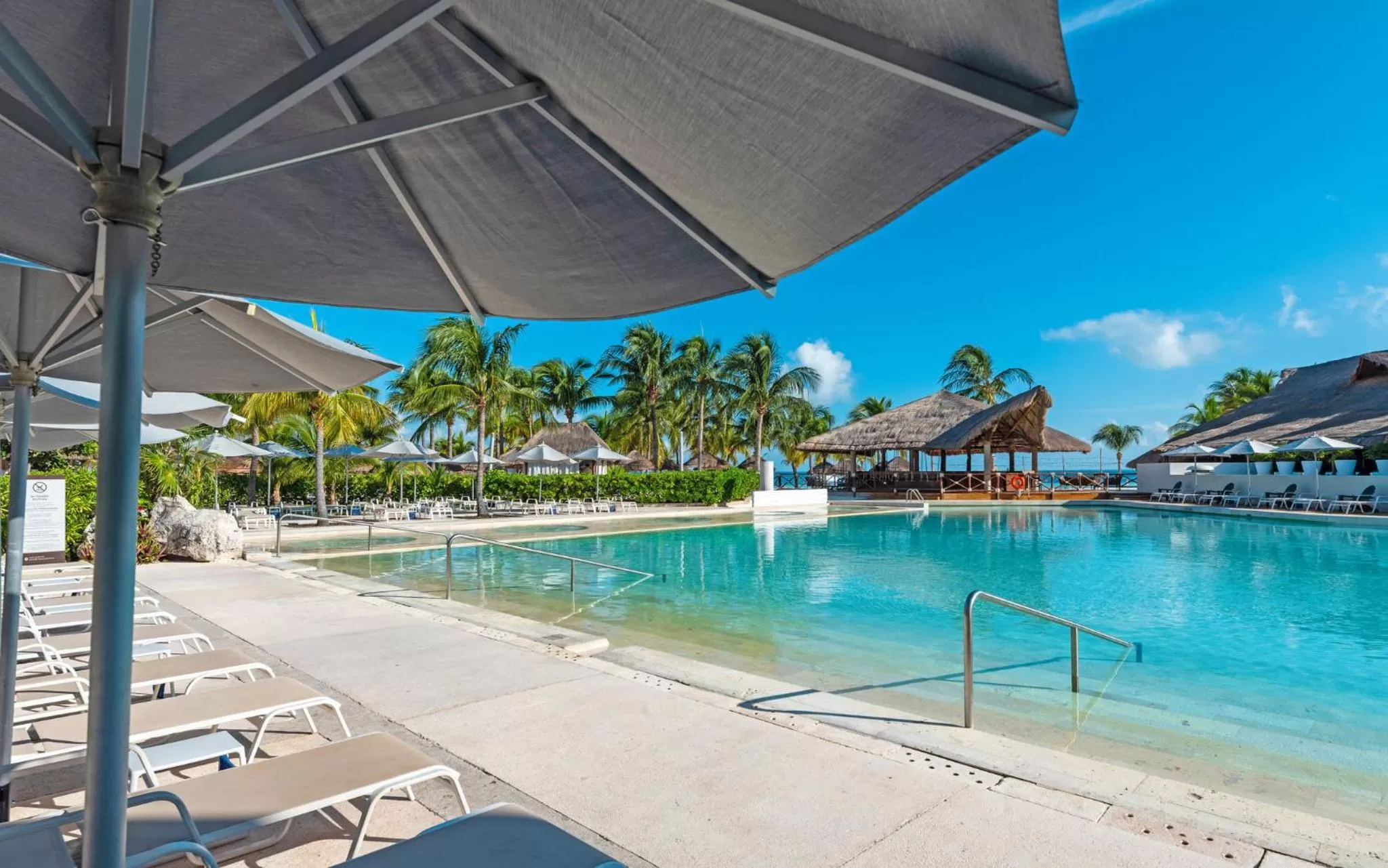 Swimming pool in Presidente InterContinental Cancun Resort