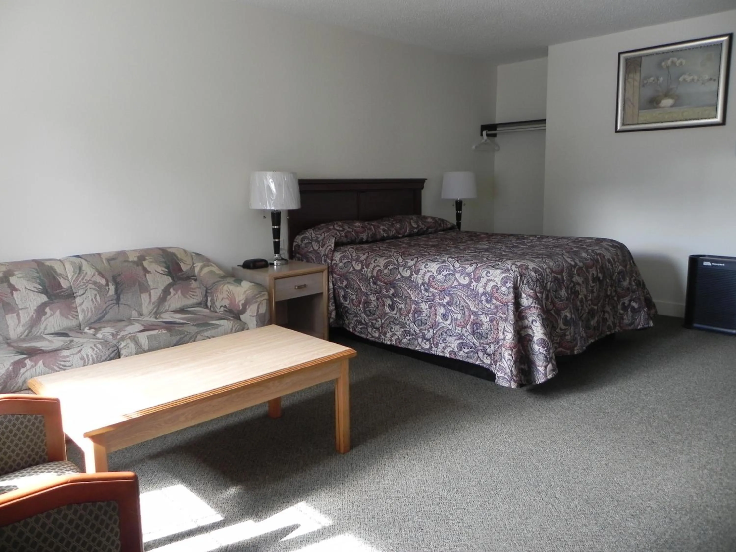 Photo of the whole room, Bed in Skagit Motel