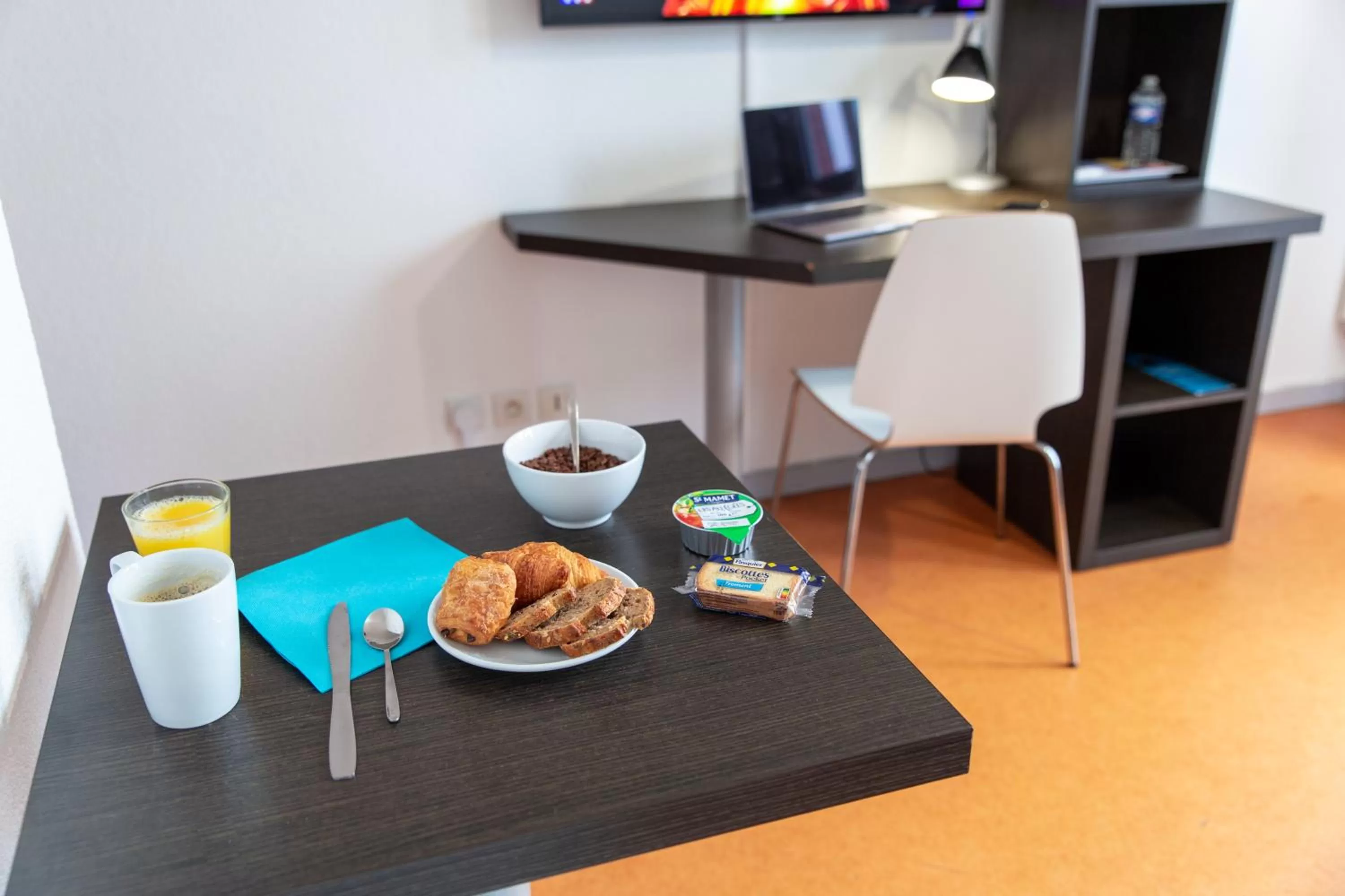 Dining area in Comfort Aparthotel Besancon Hauts du Chazal