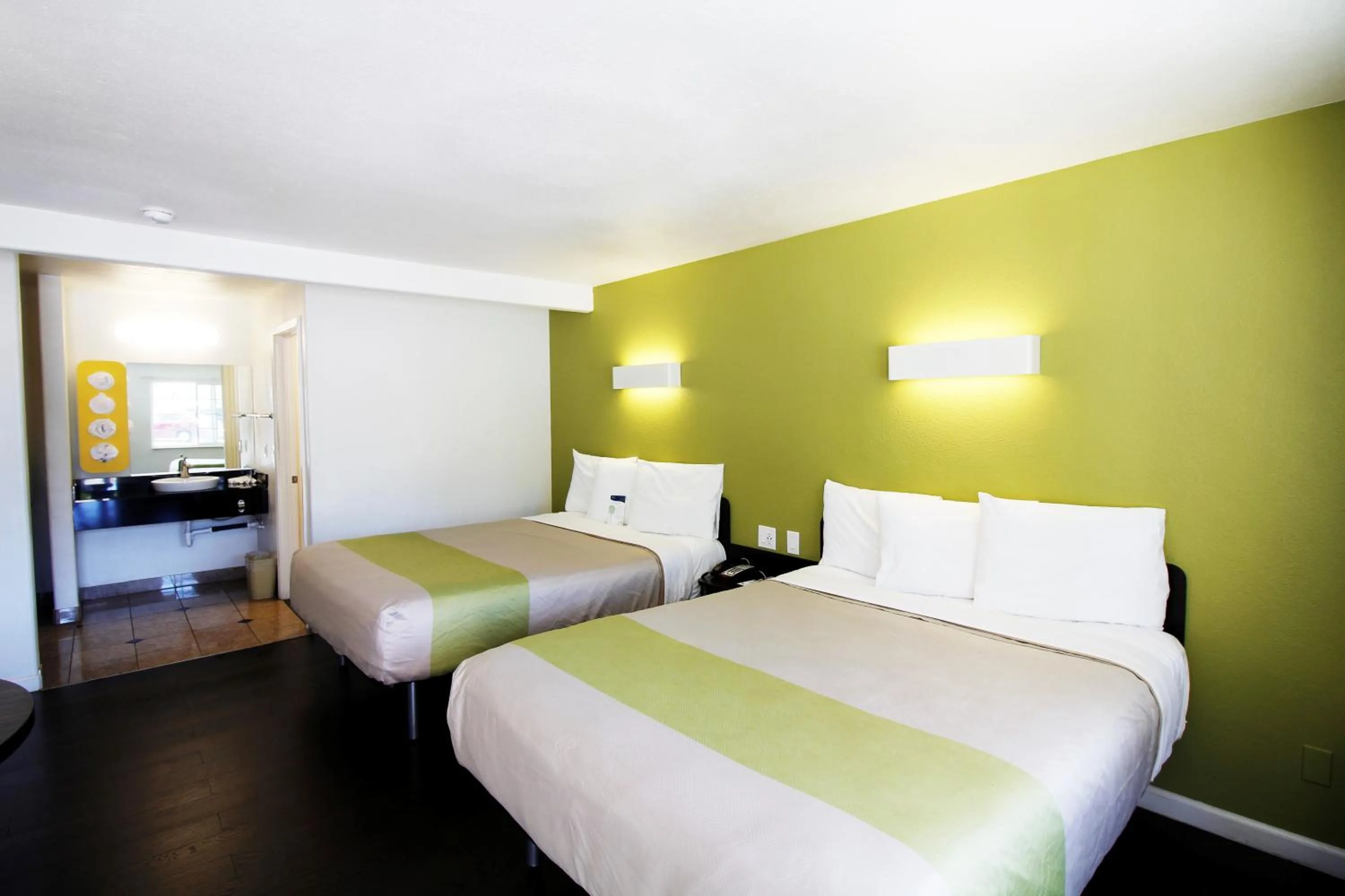 Property building, Room Photo in Motel 6 - Downtown Monterey