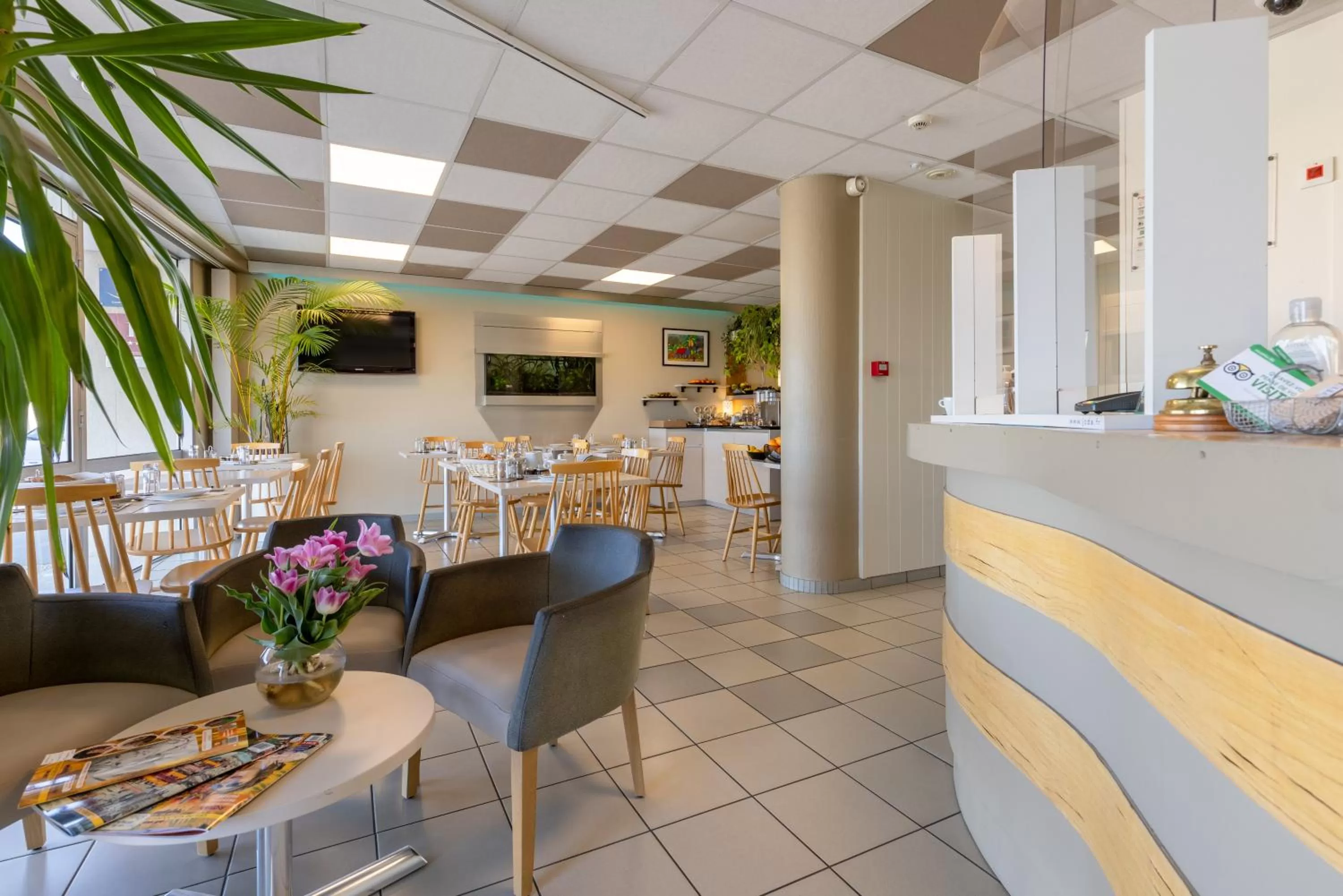 Lobby or reception in Logis Hôtel Rêve de Sable