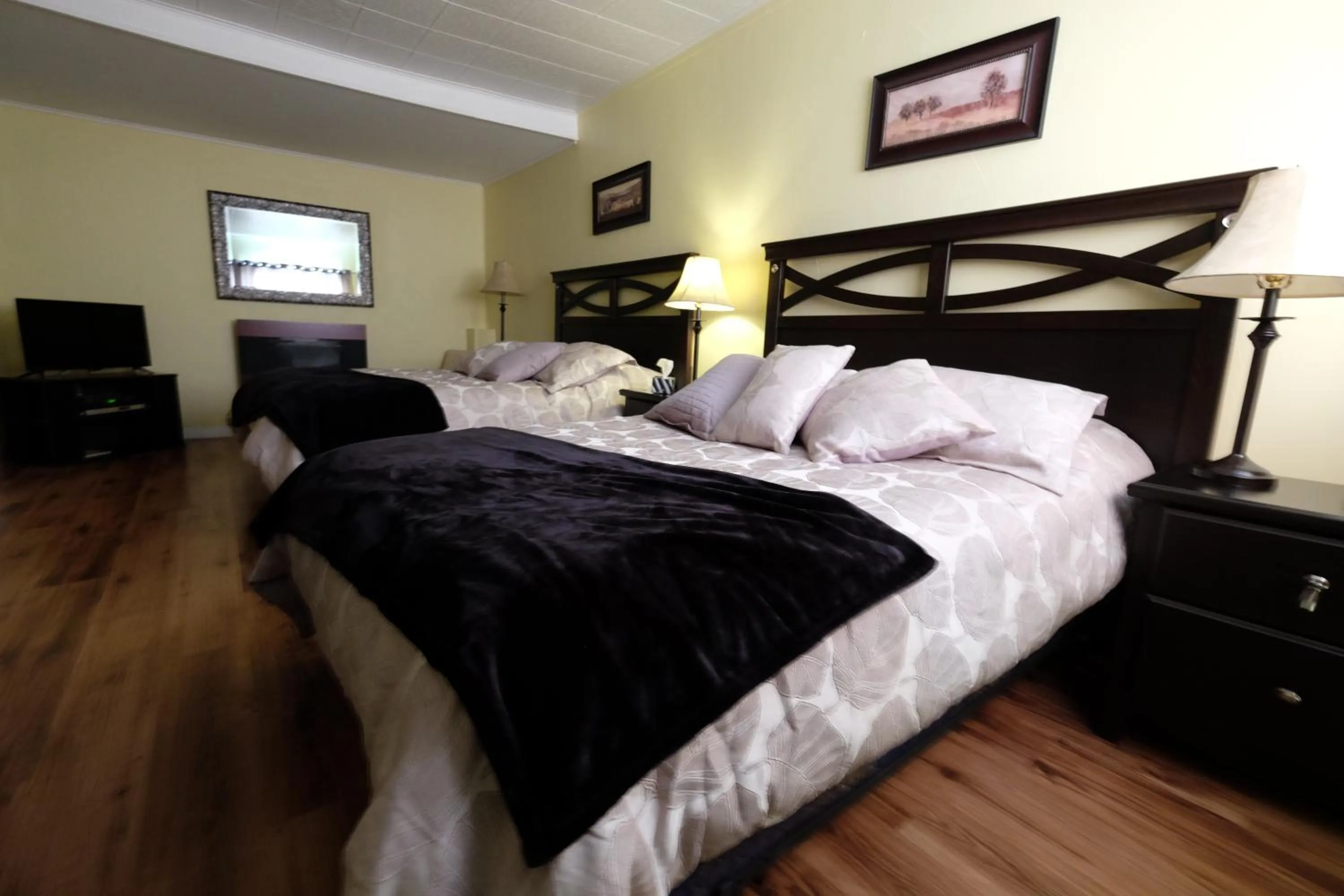 Bed in Motel Canadien