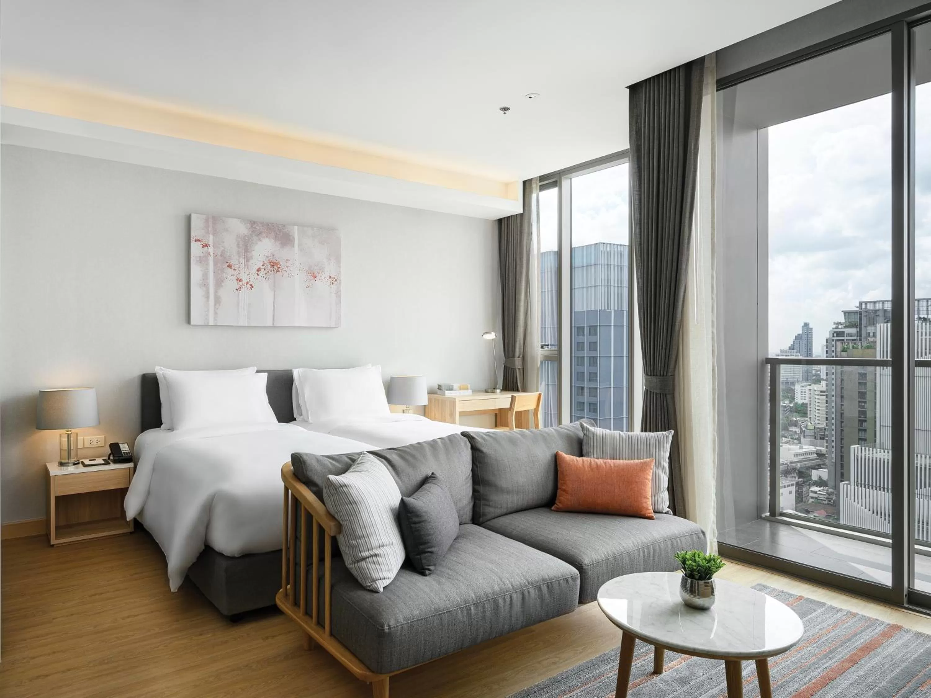 Balcony/Terrace, Bed in Oakwood Suites Bangkok