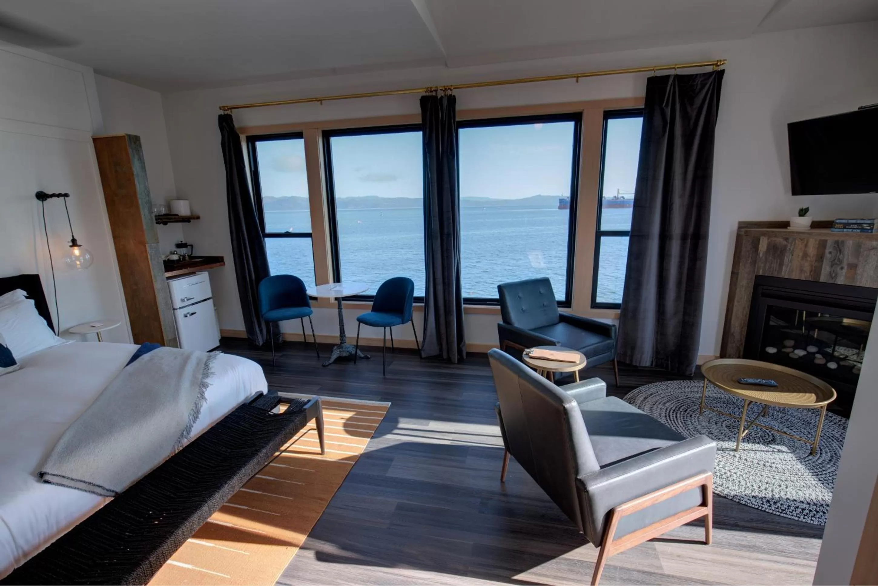 Seating area, Bed in Bowline Hotel