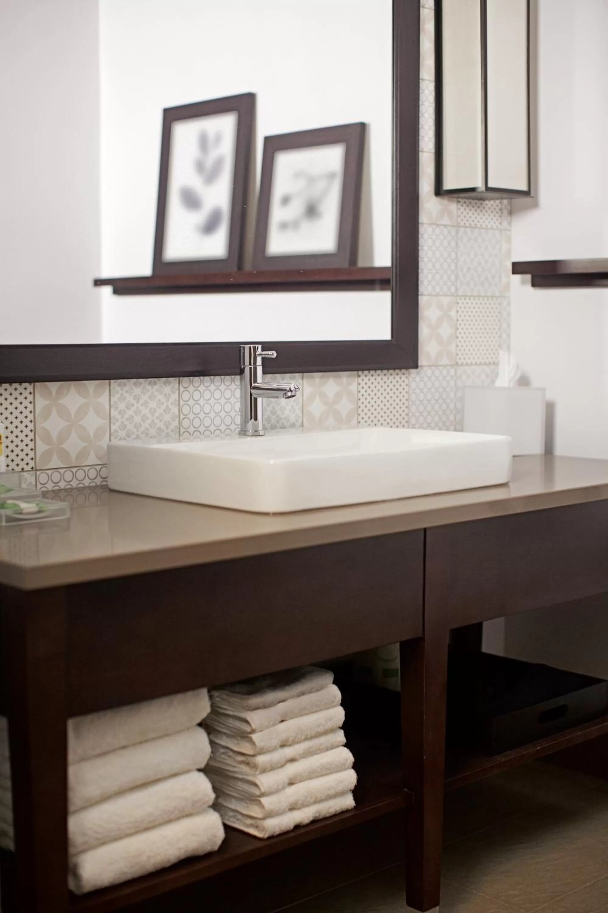 Bathroom in Country Inn & Suites by Radisson, Wytheville, VA