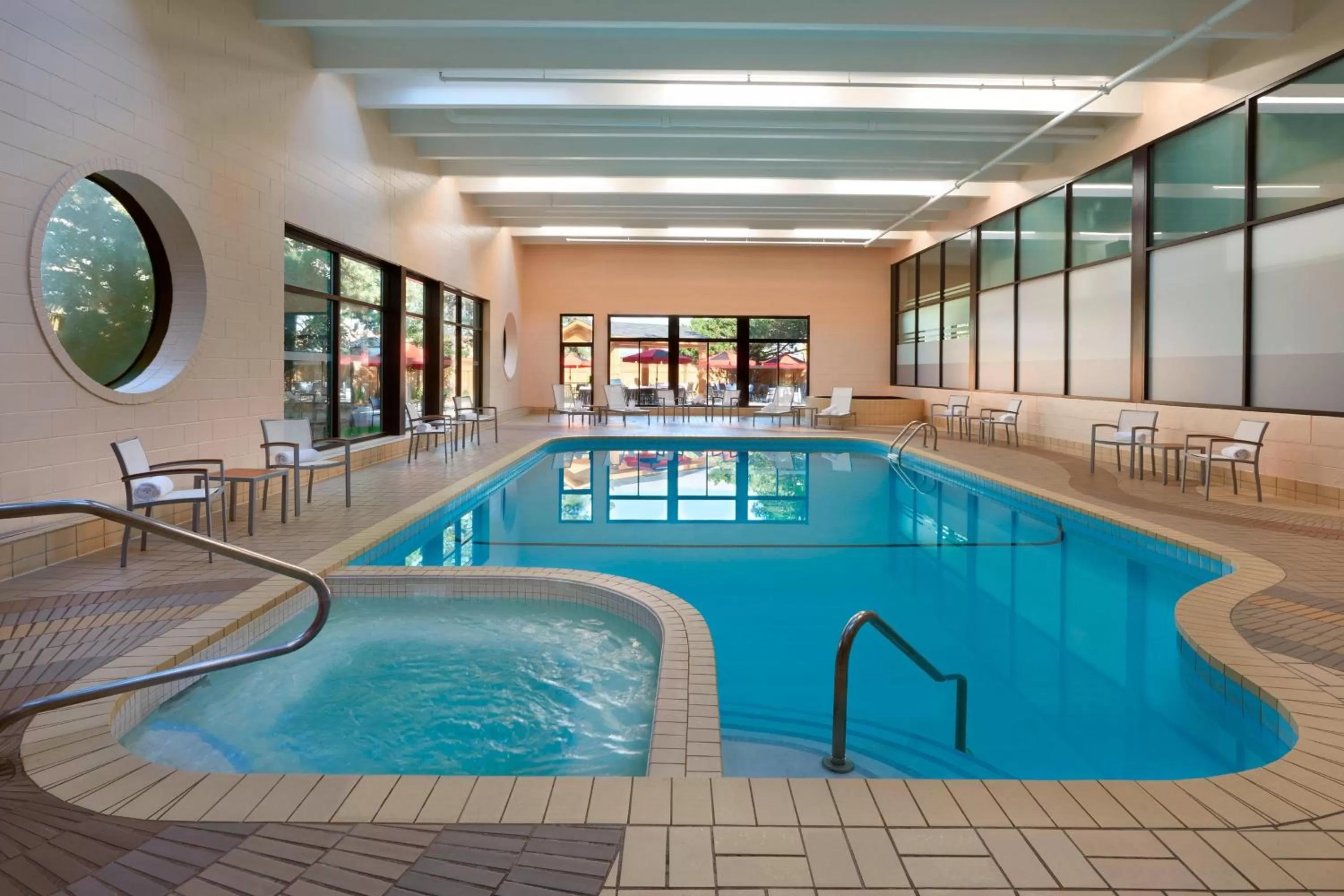 Swimming pool in Four Points by Sheraton Toronto Airport