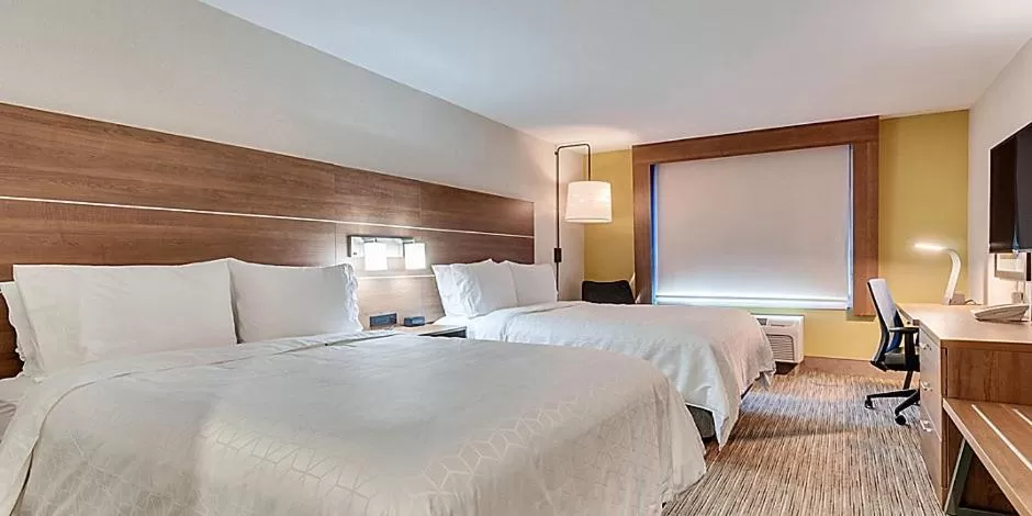 Bed in Holiday Inn Express Hotel & Suites Lake Elsinore by IHG