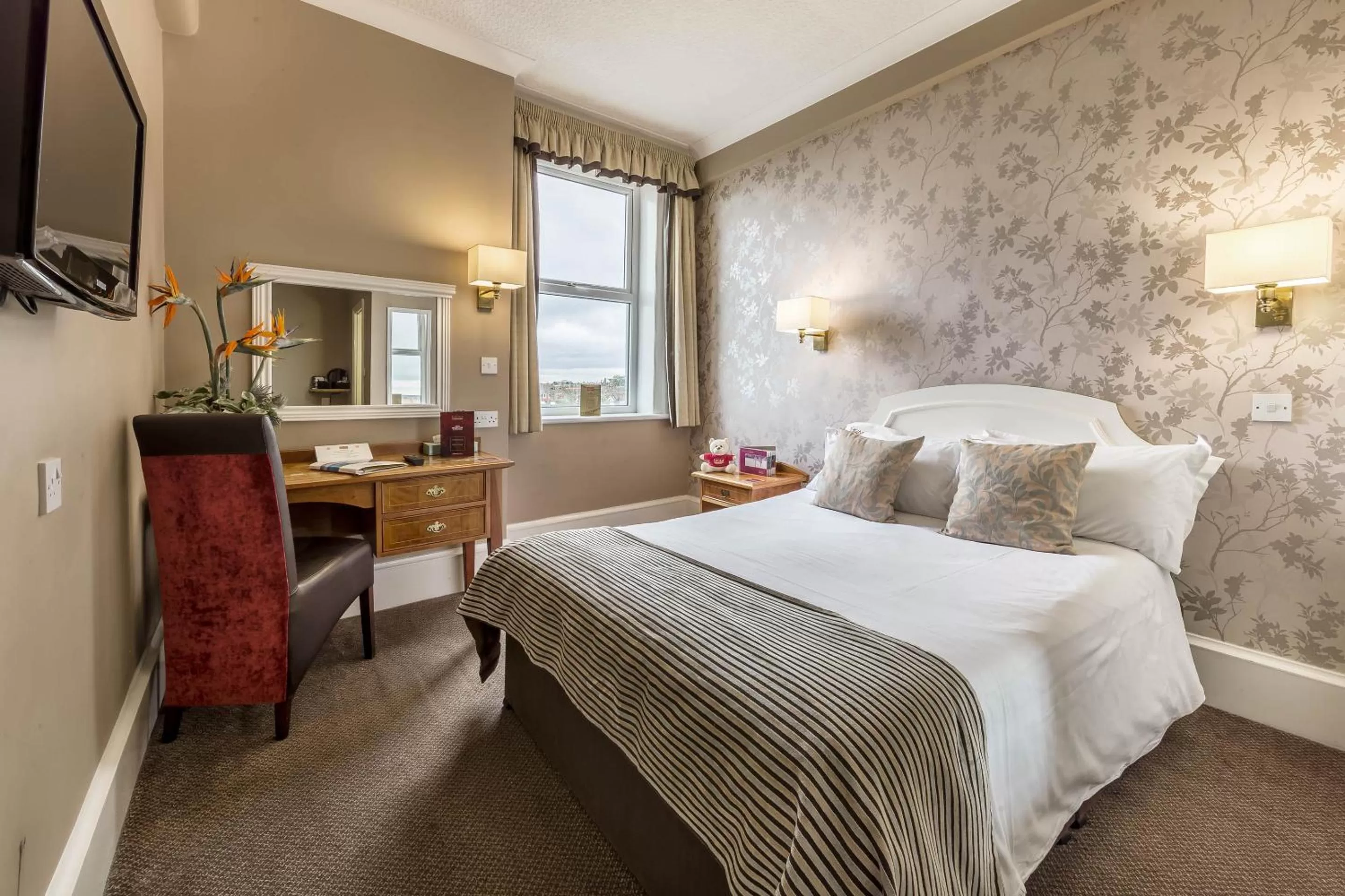 Bedroom, Bed in Muthu Westcliff Hotel (Near London Southend Airport)