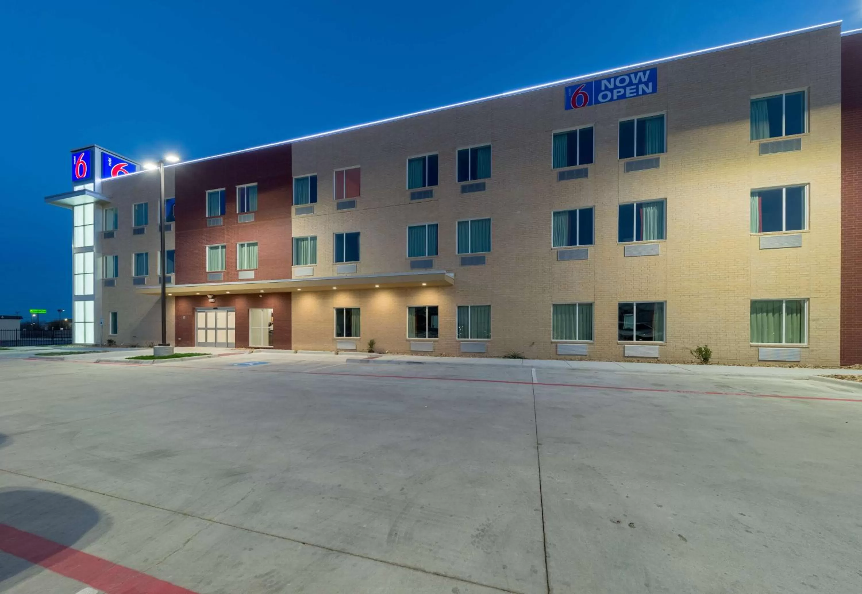 Property building in Motel 6 Fort Worth, TX - North - Saginaw