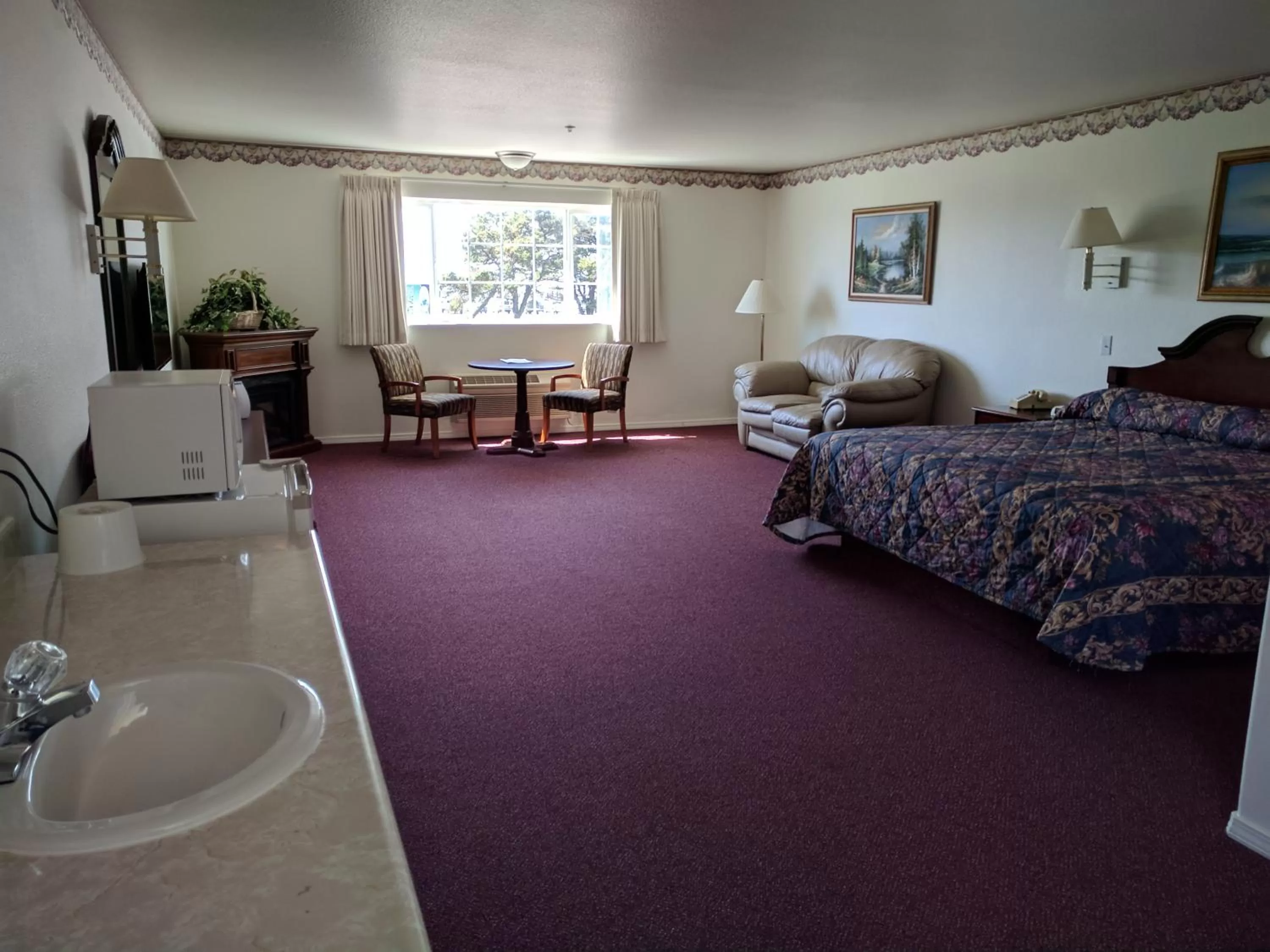 Photo of the whole room, Bed in Lighthouse Inn