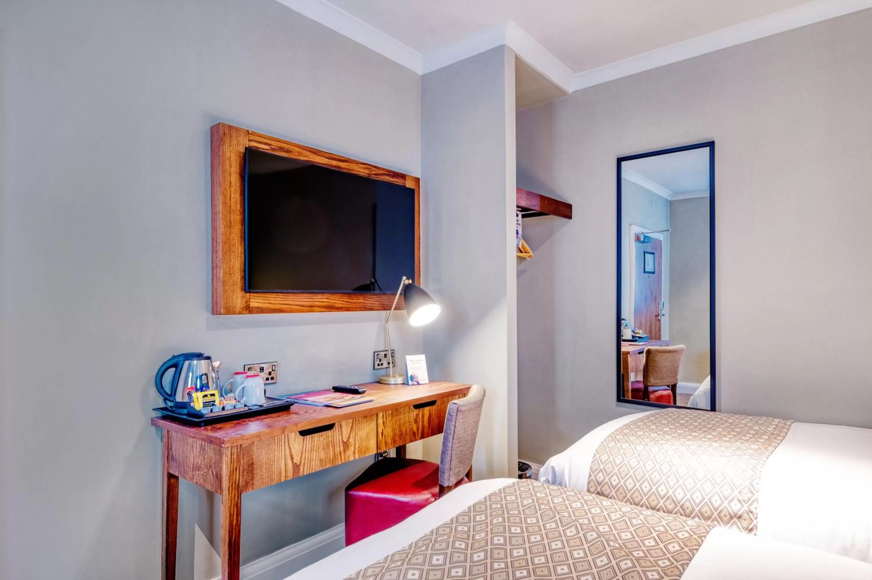 Bed, TV/Entertainment Center in Toby Carvery Edinburgh West by Innkeeper's Collection