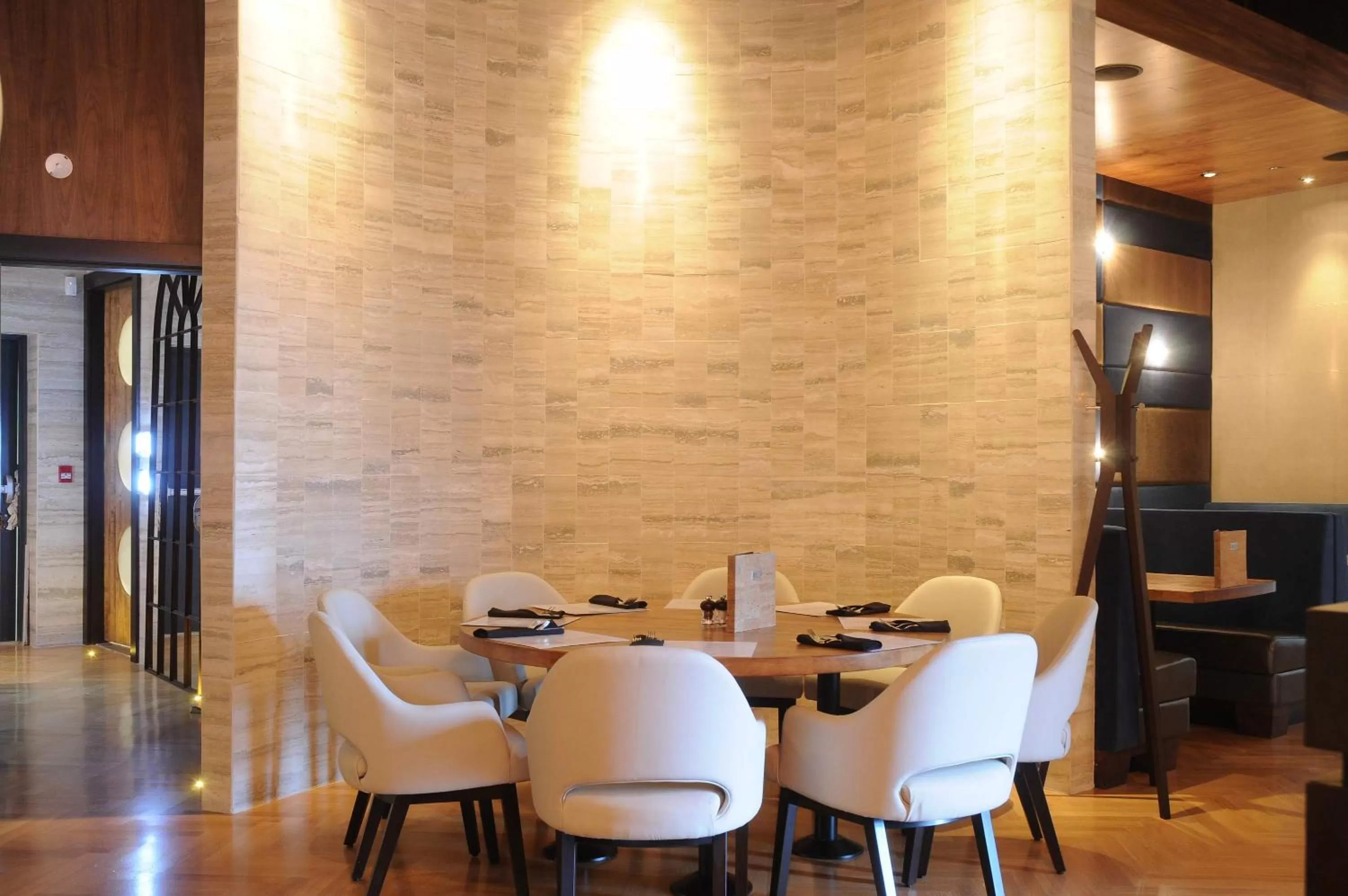 Restaurant/places to eat in Sandman Hotel Oakville