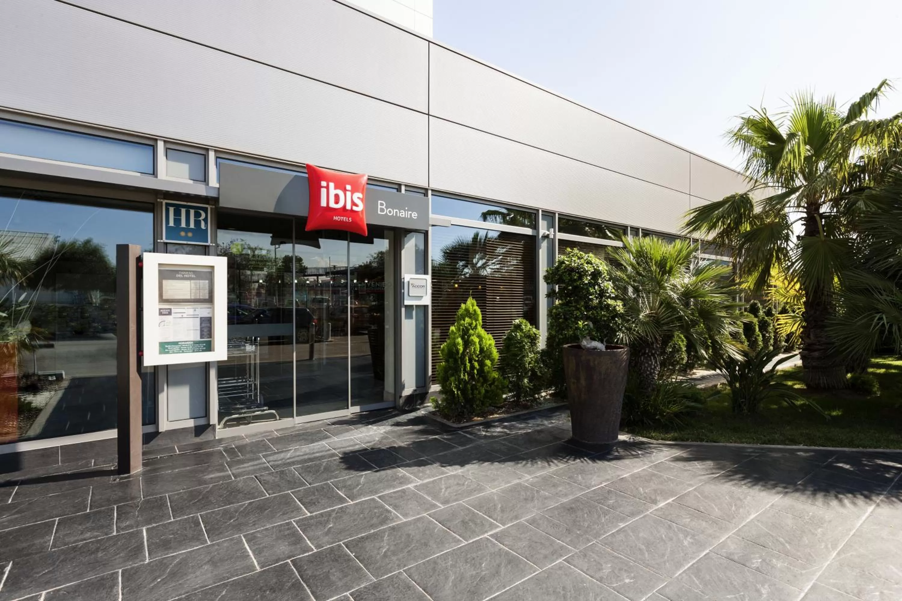 Facade/entrance in Ibis Valencia Bonaire Aeropuerto