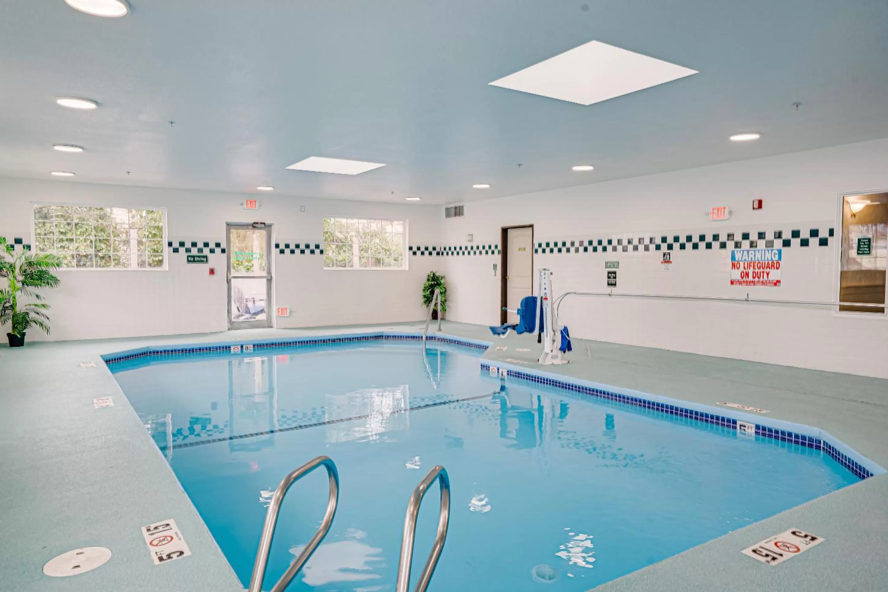 Swimming pool in The Ashley Inn & Suites