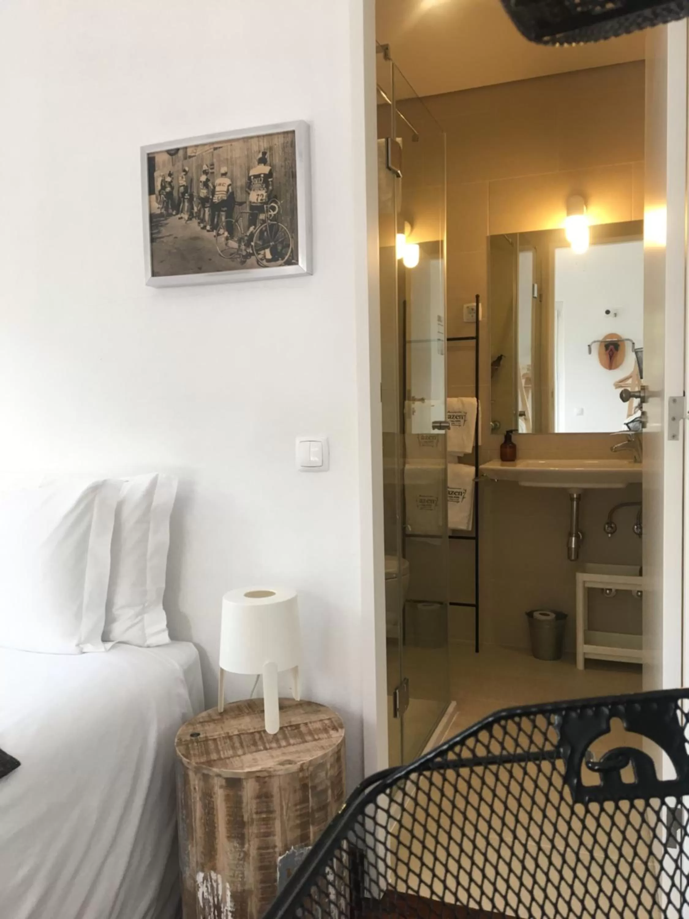 Bathroom, Bed in Azen Cool House