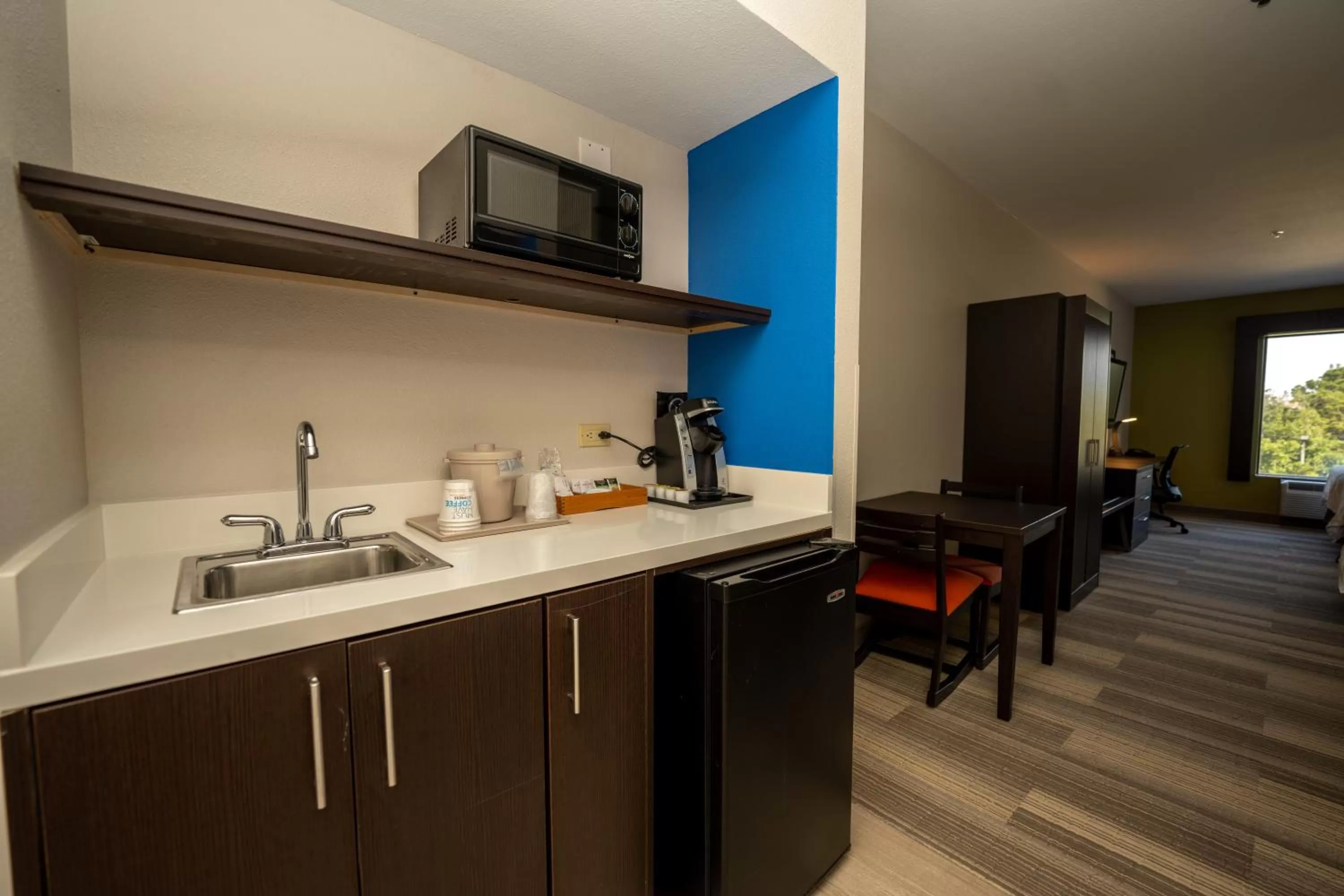Kitchen or kitchenette in Holiday Inn Express & Suites Deer Park by IHG