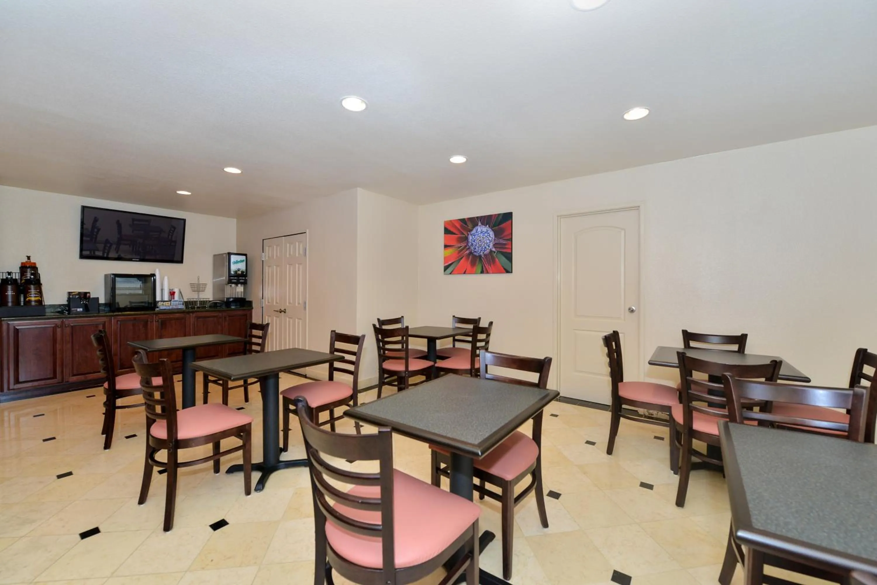 Restaurant/places to eat in Super 8 by Wyndham Vallejo/Napa Valley