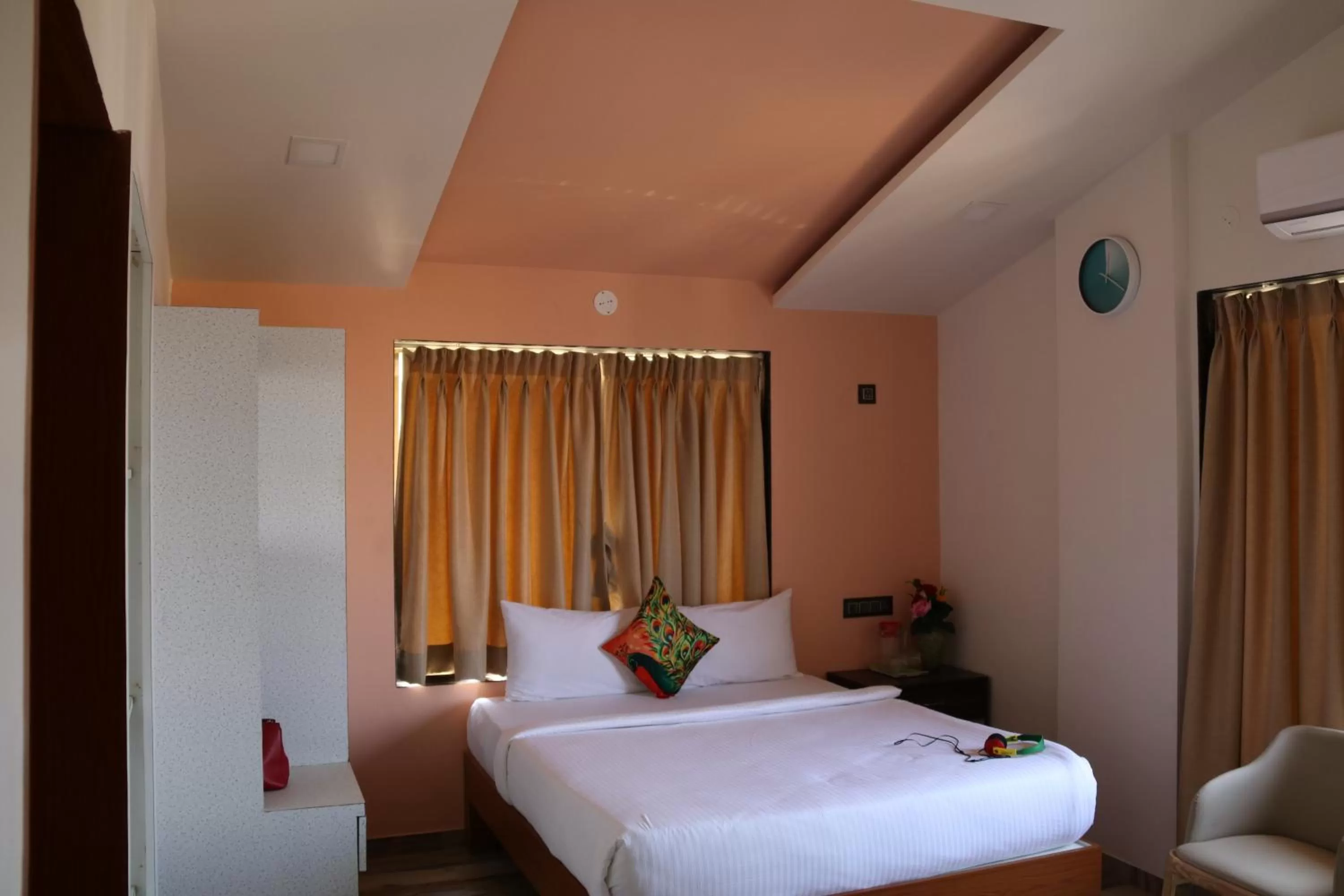 Bedroom, Bed in Pooja Villa Suites-Rooms and Pool, Igatpuri