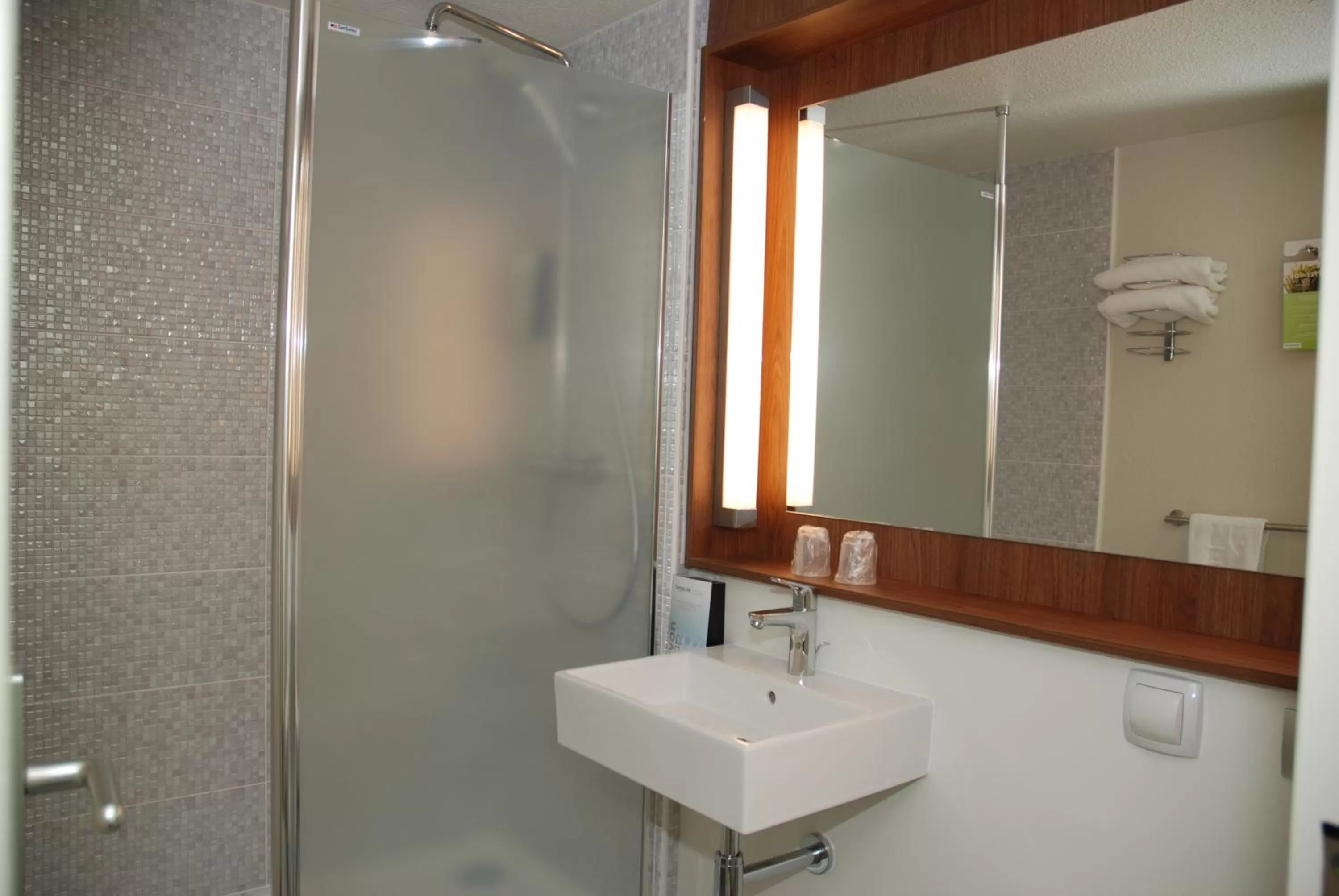 Shower in Campanile Creil - Villers-Saint-Paul