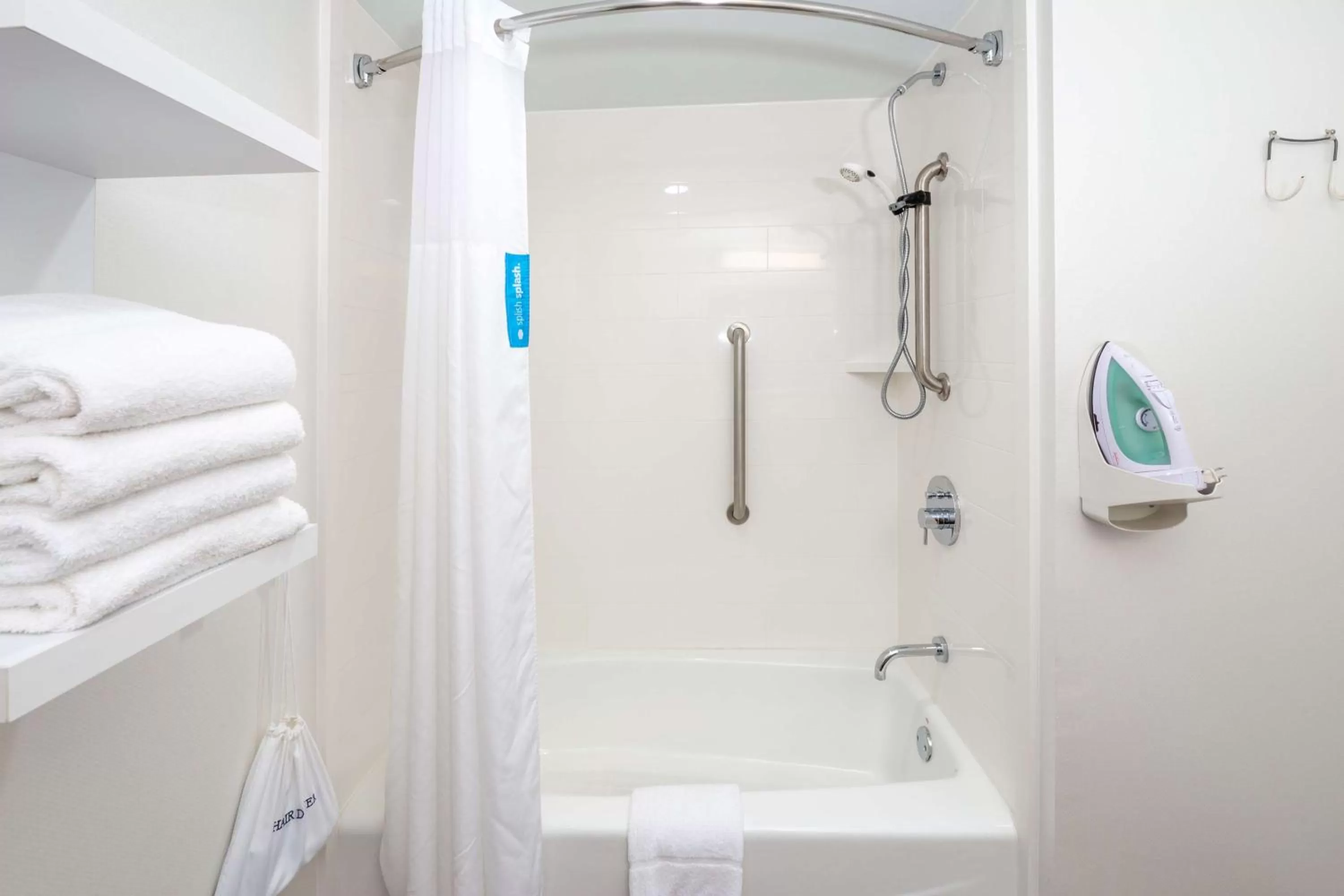 Bathroom in Hampton Inn Columbia I-26/Harbison Blvd