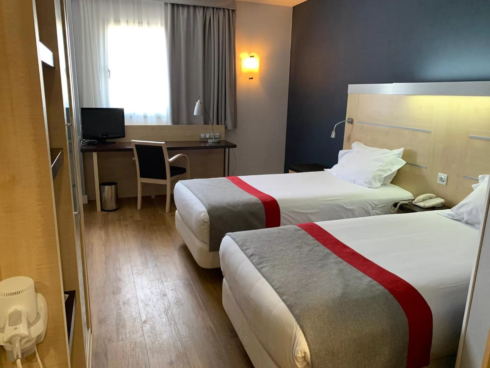 Photo of the whole room, Bed in Holiday Inn Express Vitoria by IHG