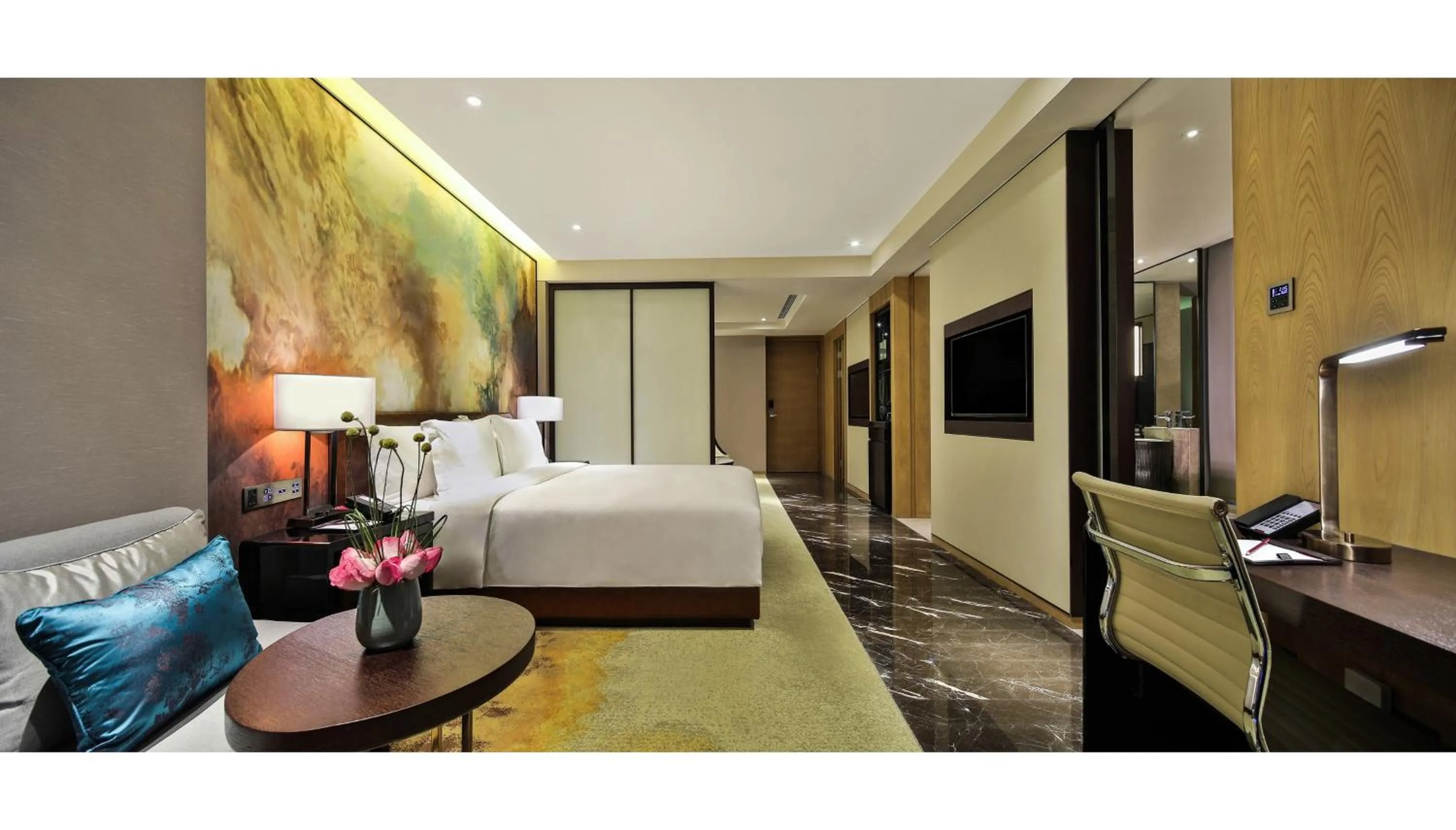 Photo of the whole room, Bed in Crowne Plaza Chengdu Wenjiang by IHG