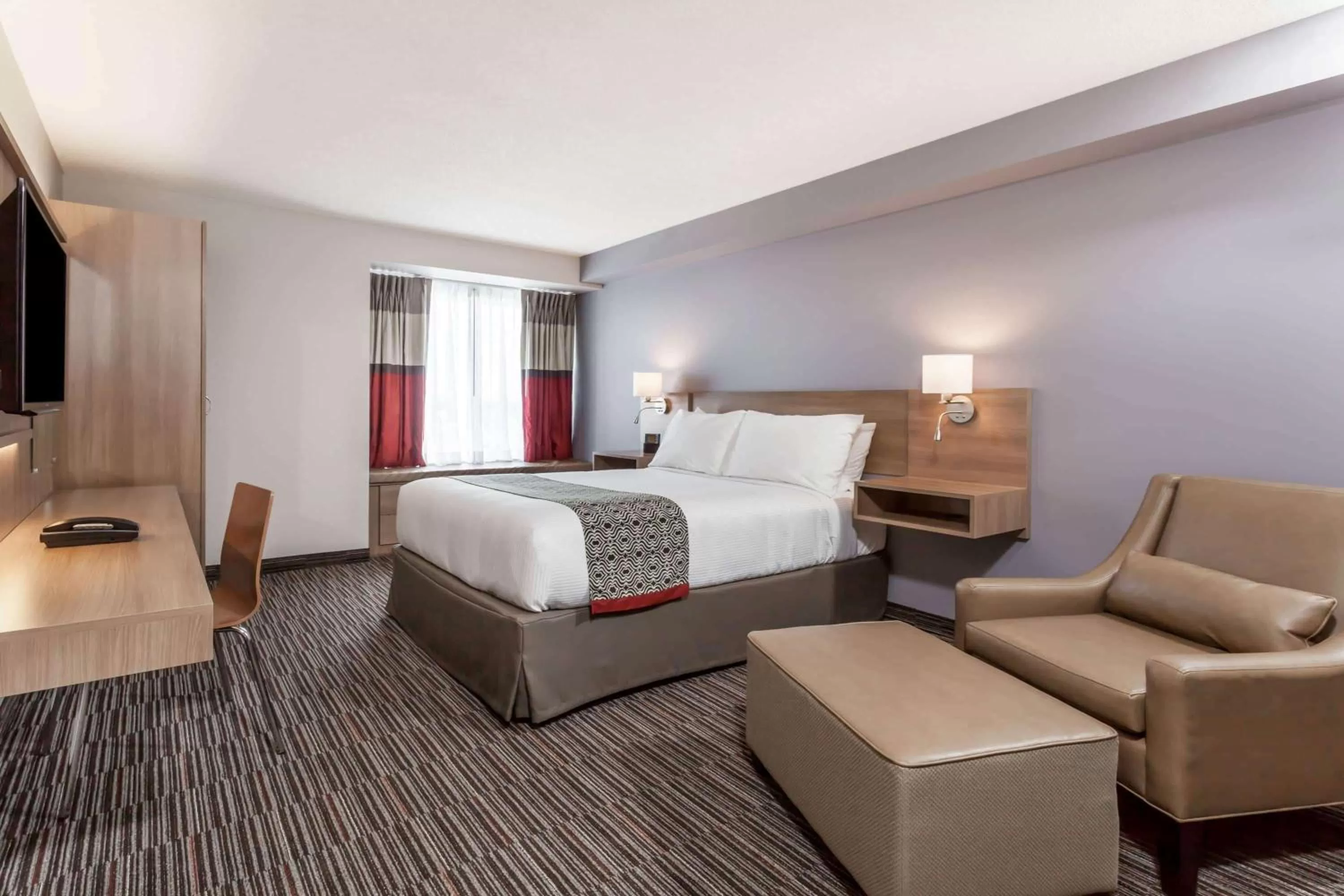 Photo of the whole room, Bed in Microtel Casselman