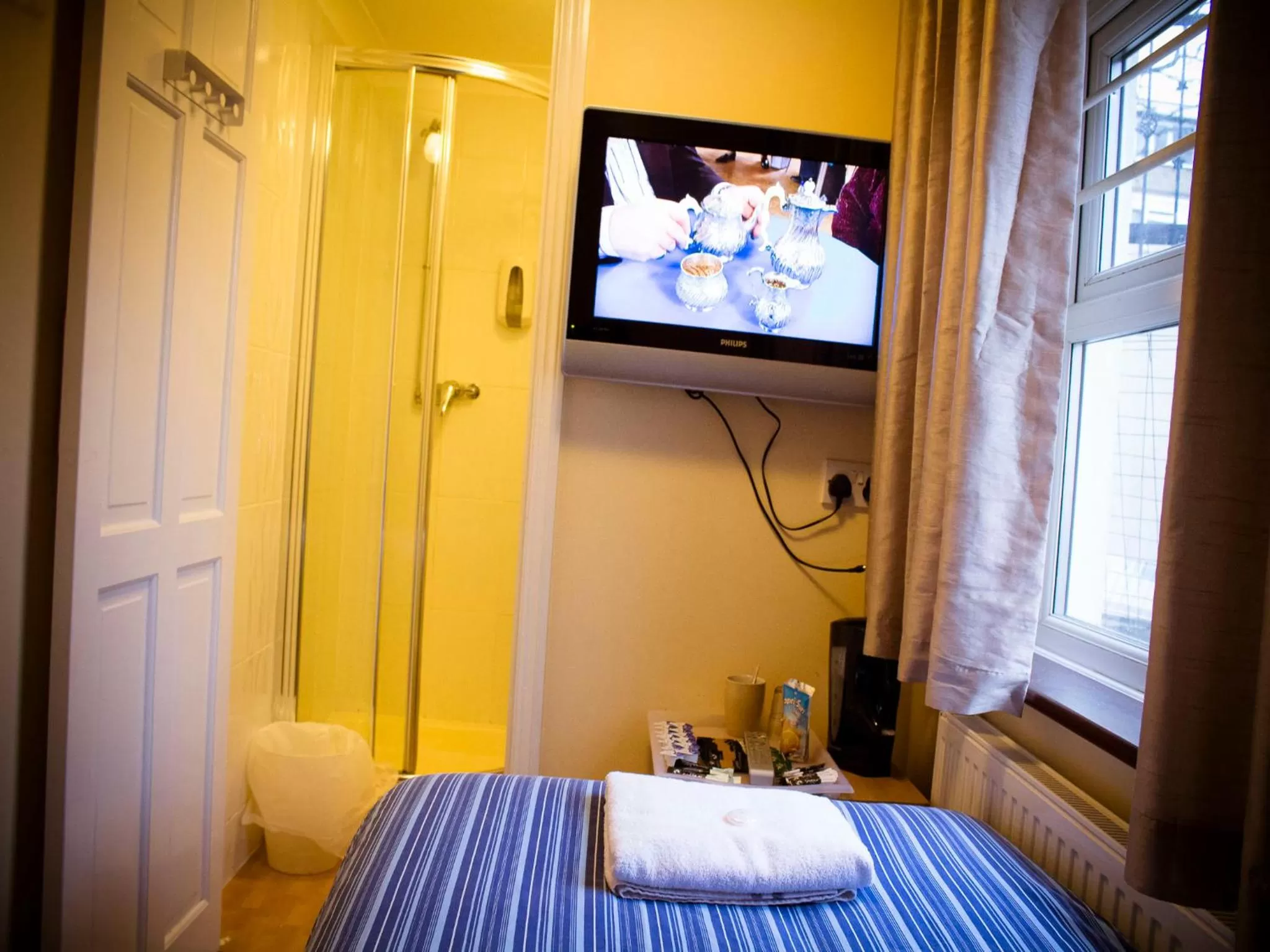 Photo of the whole room, Bed in Cricklewood Lodge Hotel