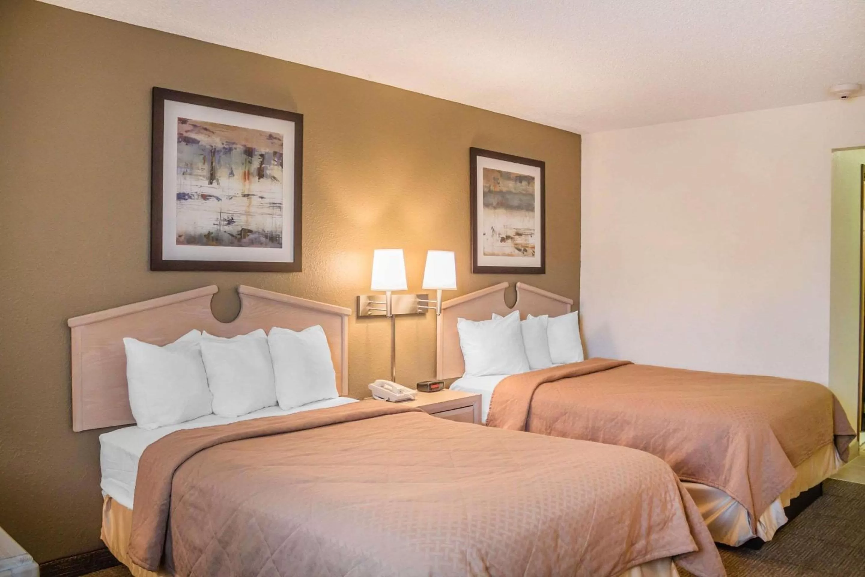 Photo of the whole room, Bed in Quality Inn Port Clinton Waterfront