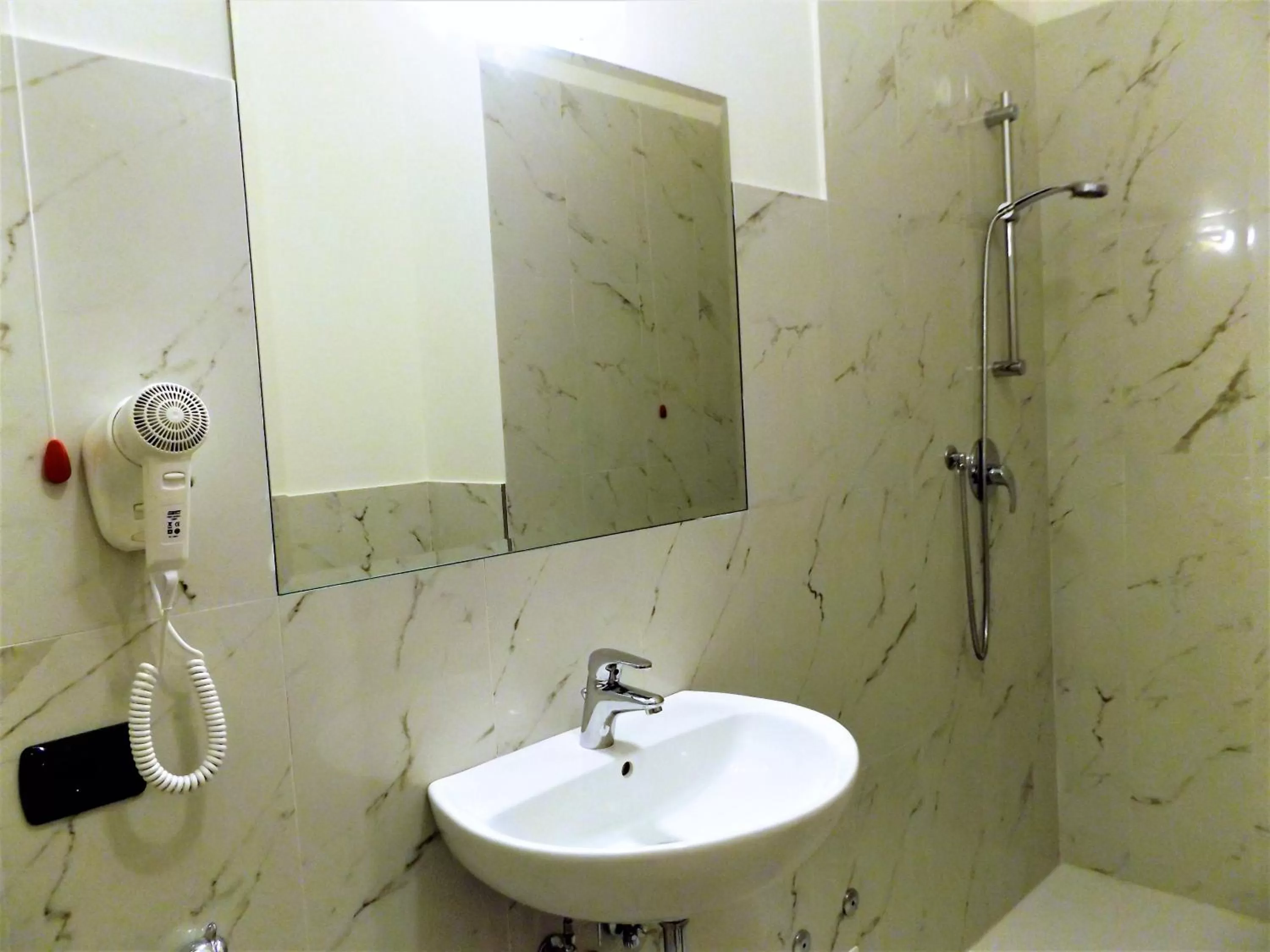 Single Room with Private Bathroom in Hostel Archi Rossi