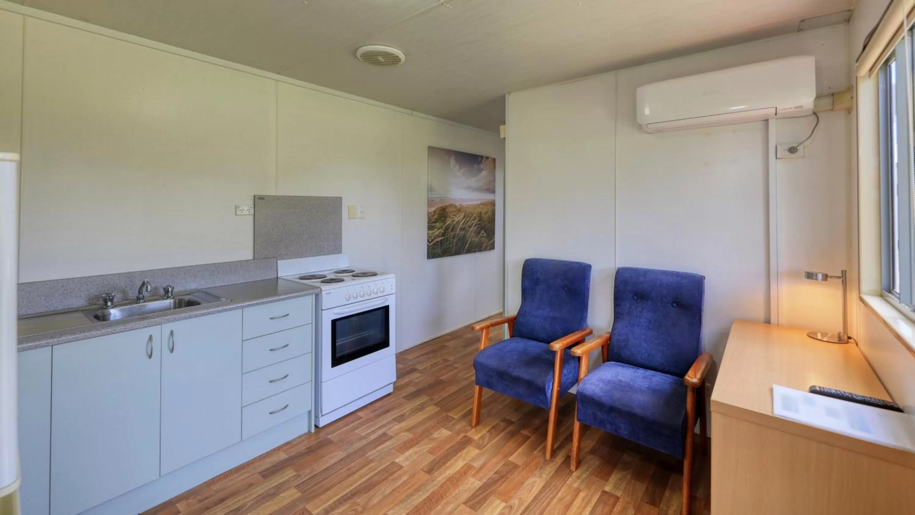 Kitchen or kitchenette in Chinchilla Motor Inn