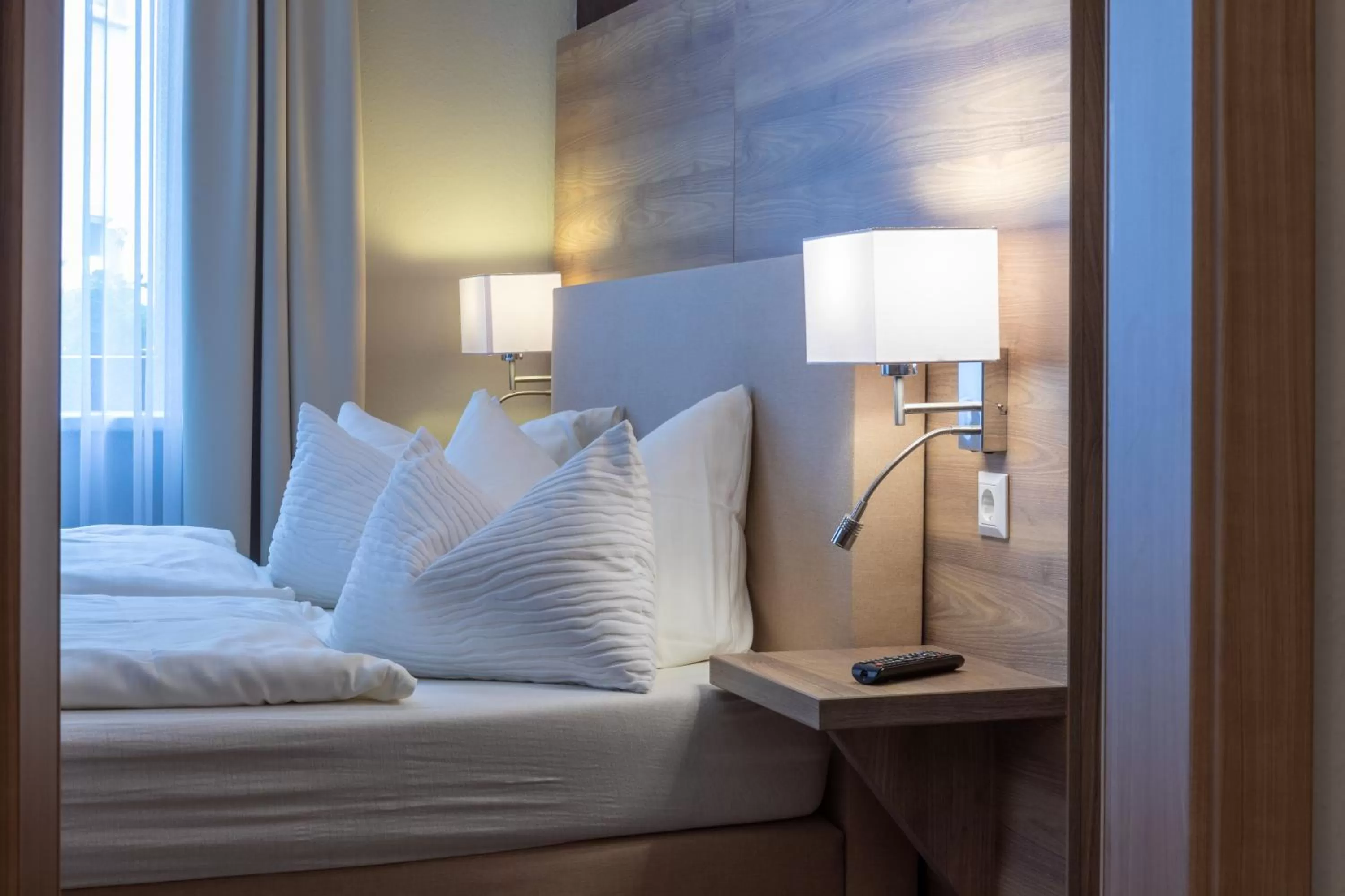 Bedroom, Bed in "Zur Altstadt - Am Fuße der Osterburg" Gaststätte, Pension, FEWO