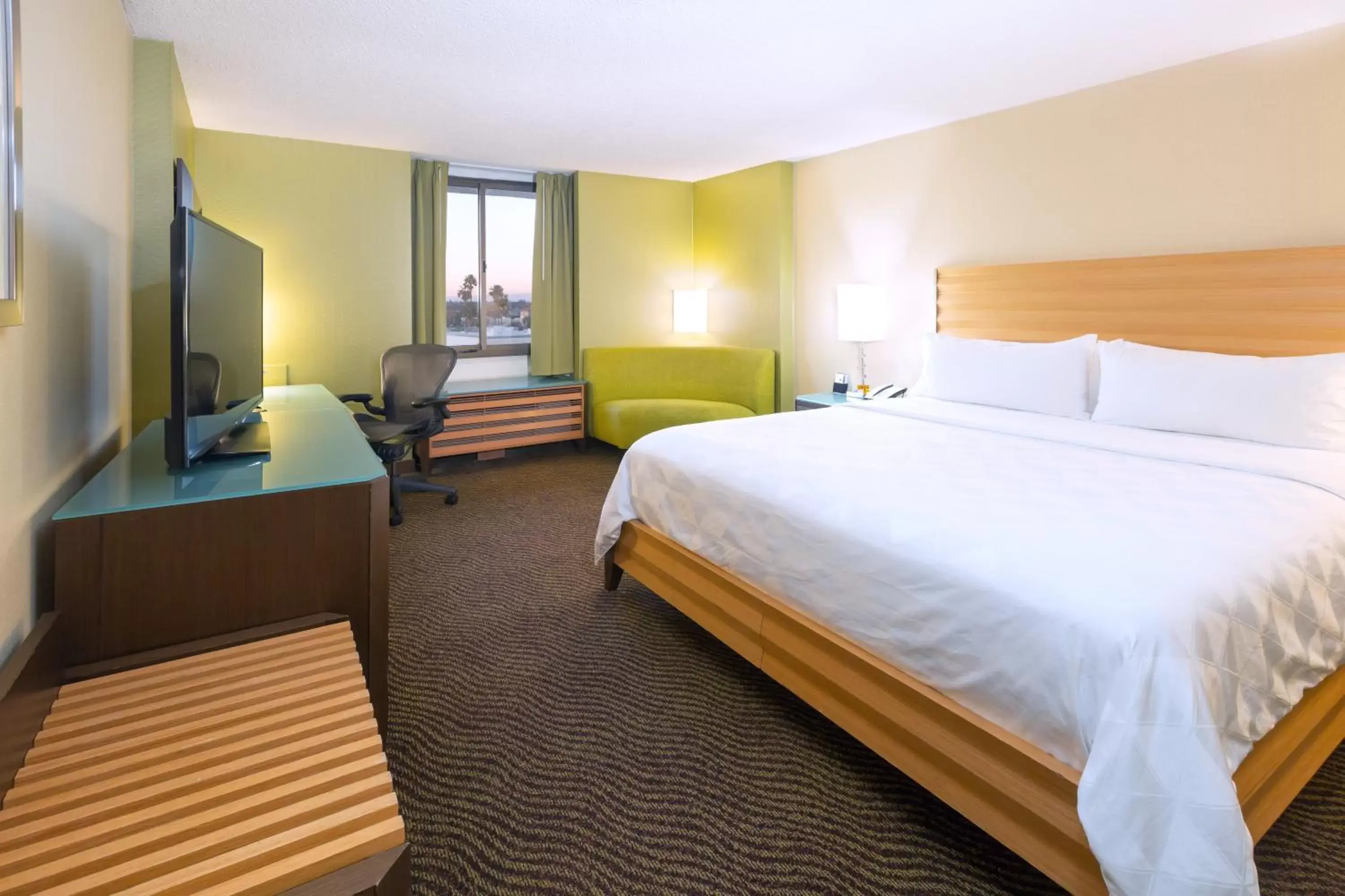 Standard King Room with Accessible Tub - Mobility Access in Holiday Inn San Jose-Silicon Valley by IHG Standard King Room with Accessible Tub - Mobility Access in Holiday Inn San Jose-Silicon Valley by IHG