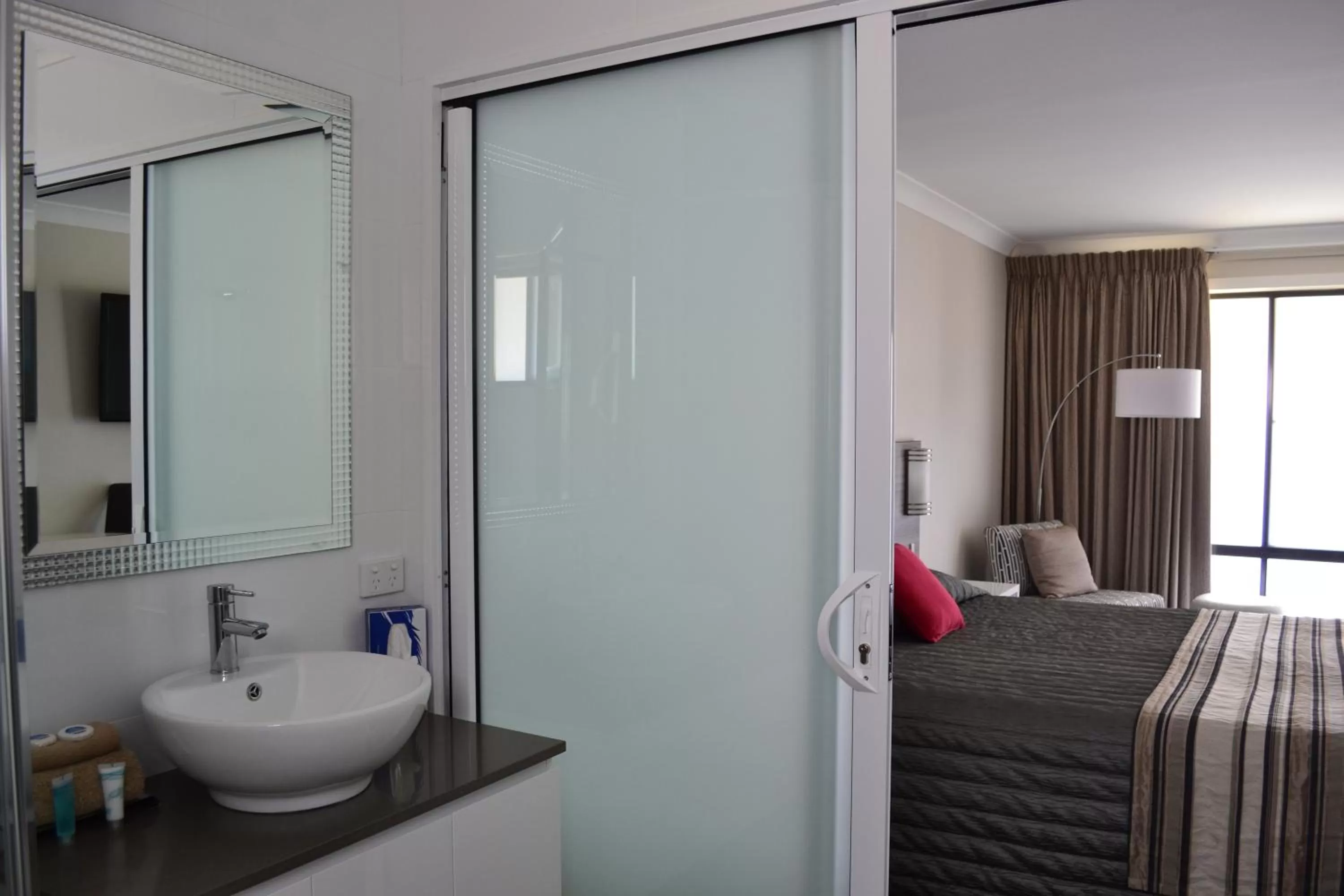 Day in Cattlemans Country Motor Inn & Serviced Apartments