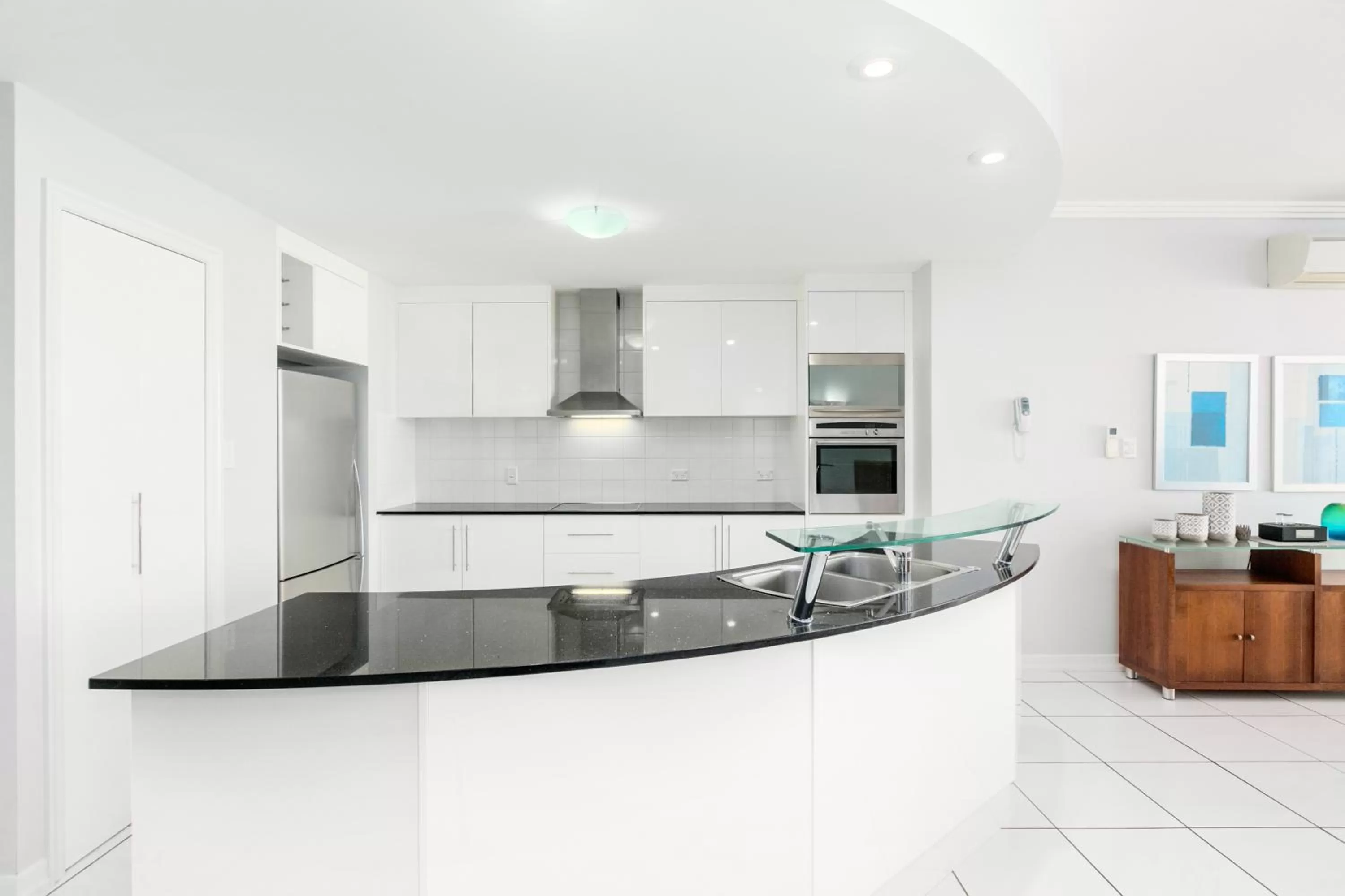 Kitchen or kitchenette in Bellevue At Trinity Beach