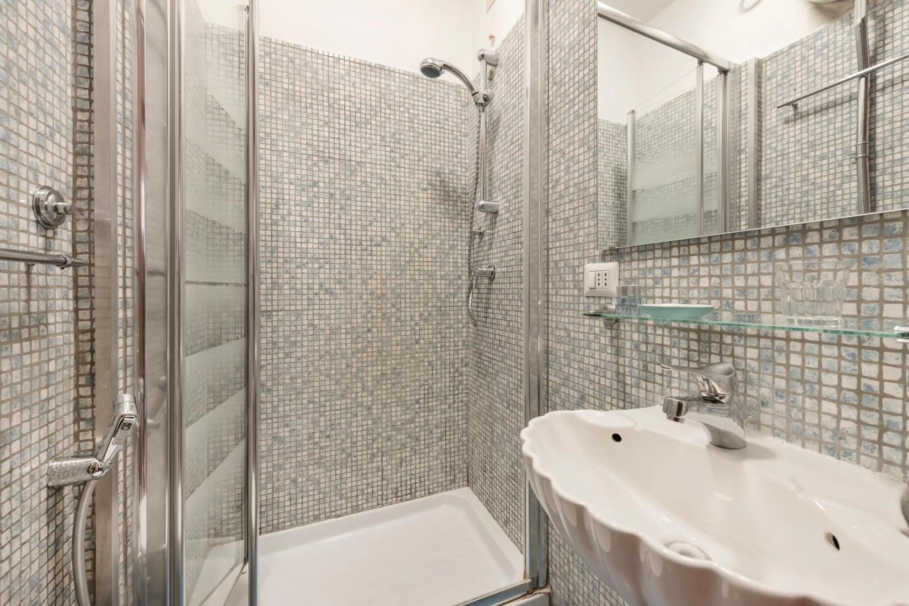 Shower in Locanda Sant'Anna
