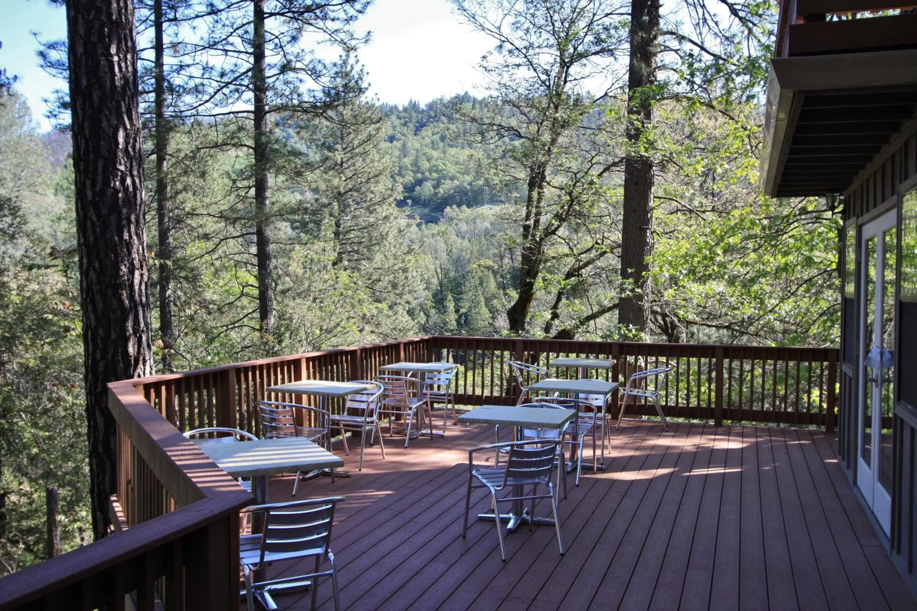 Restaurant/places to eat in The Inn at Shasta Lake