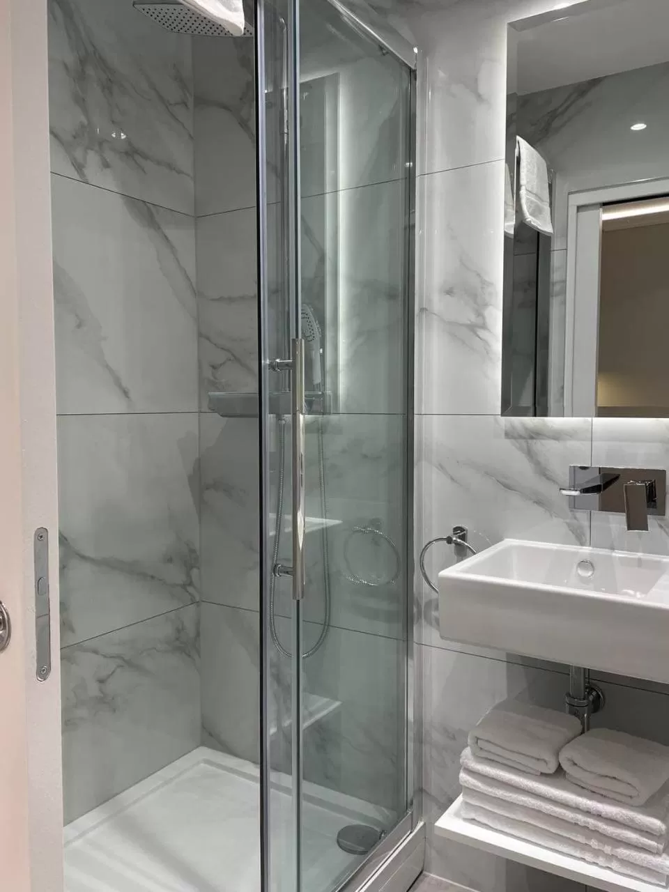 Shower in NOX Kensington